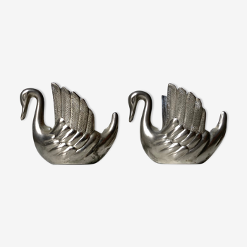 Duo candle holders in metal swan pattern