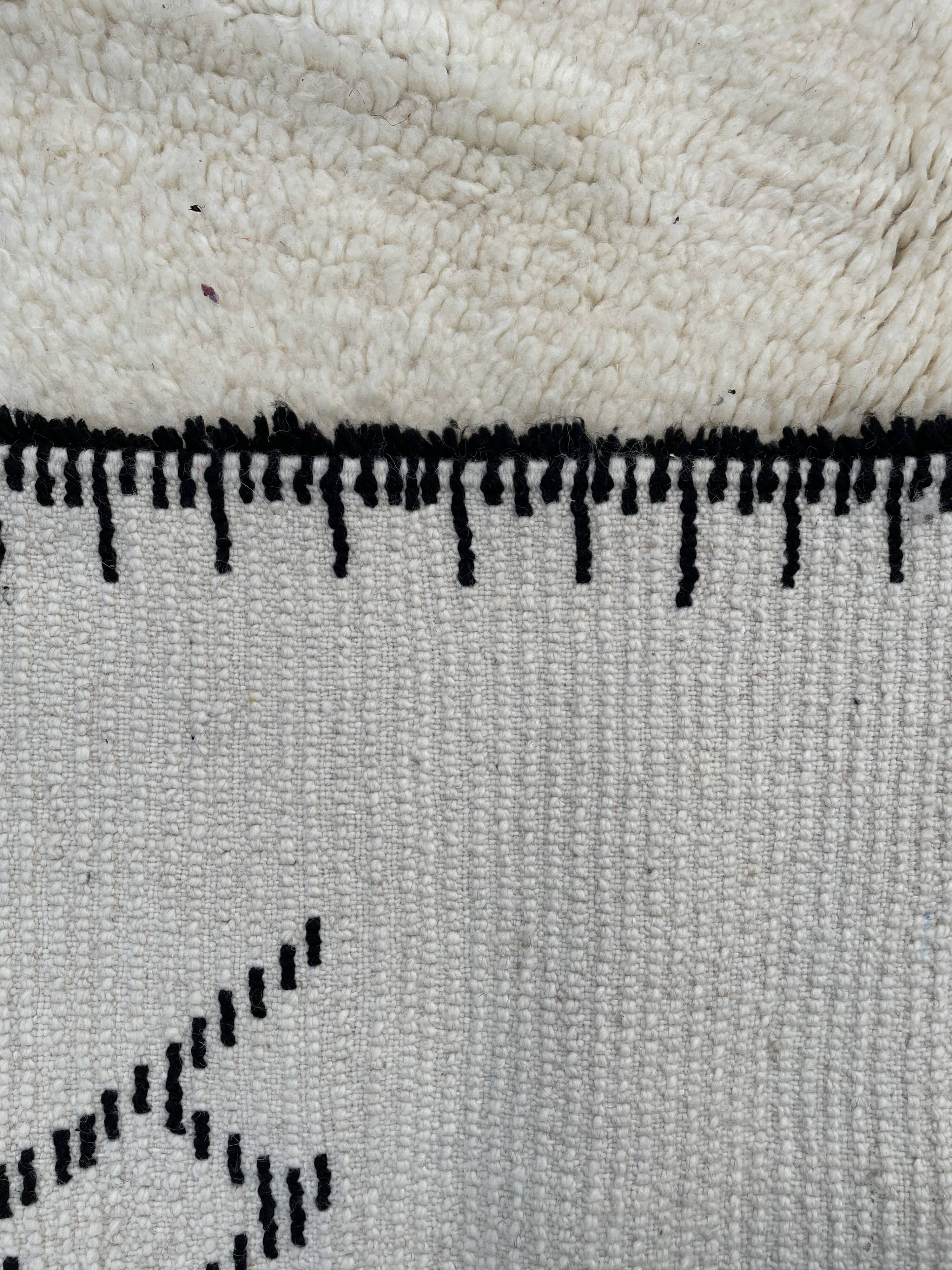 Tapis berbere blanc et noir moderne beni ouarain 200x300 cm