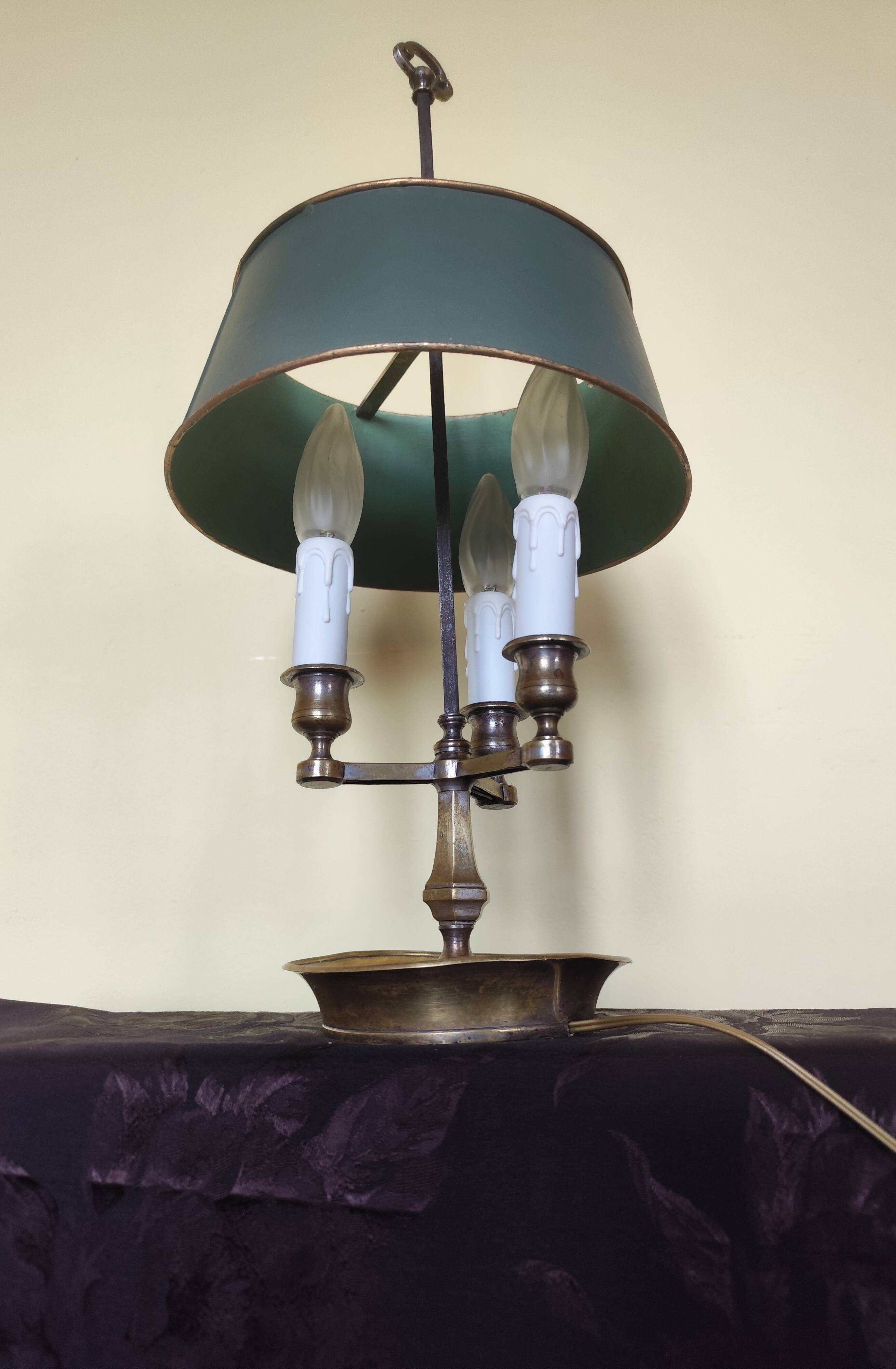 Three-light bouillotte lamp in gold metal, desk lamp.