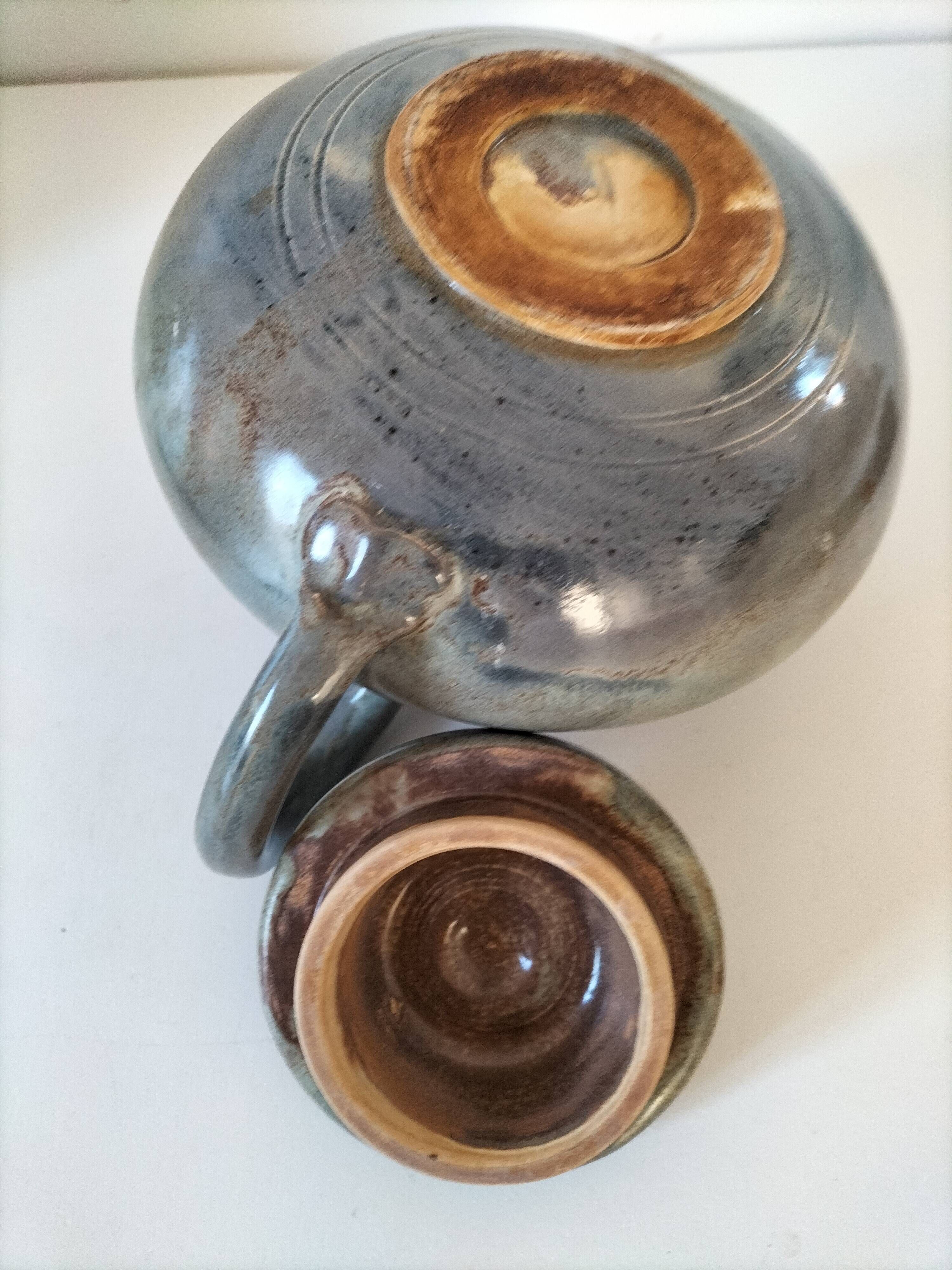 Grande théière artisanale en céramique émaillée vert céladon