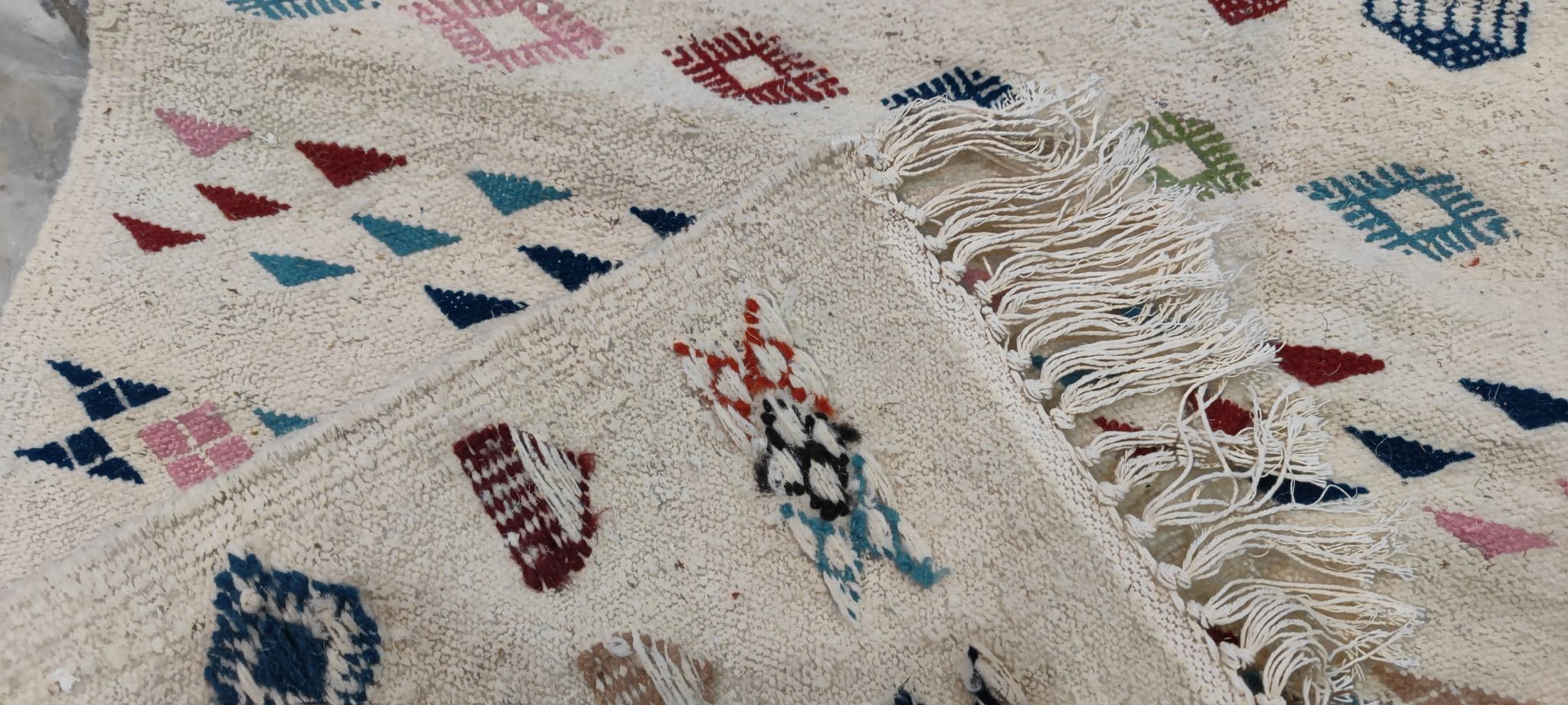 Tapis margoum blanc à motifs berbères multicolores