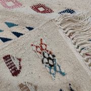 Tapis margoum blanc à motifs berbères multicolores