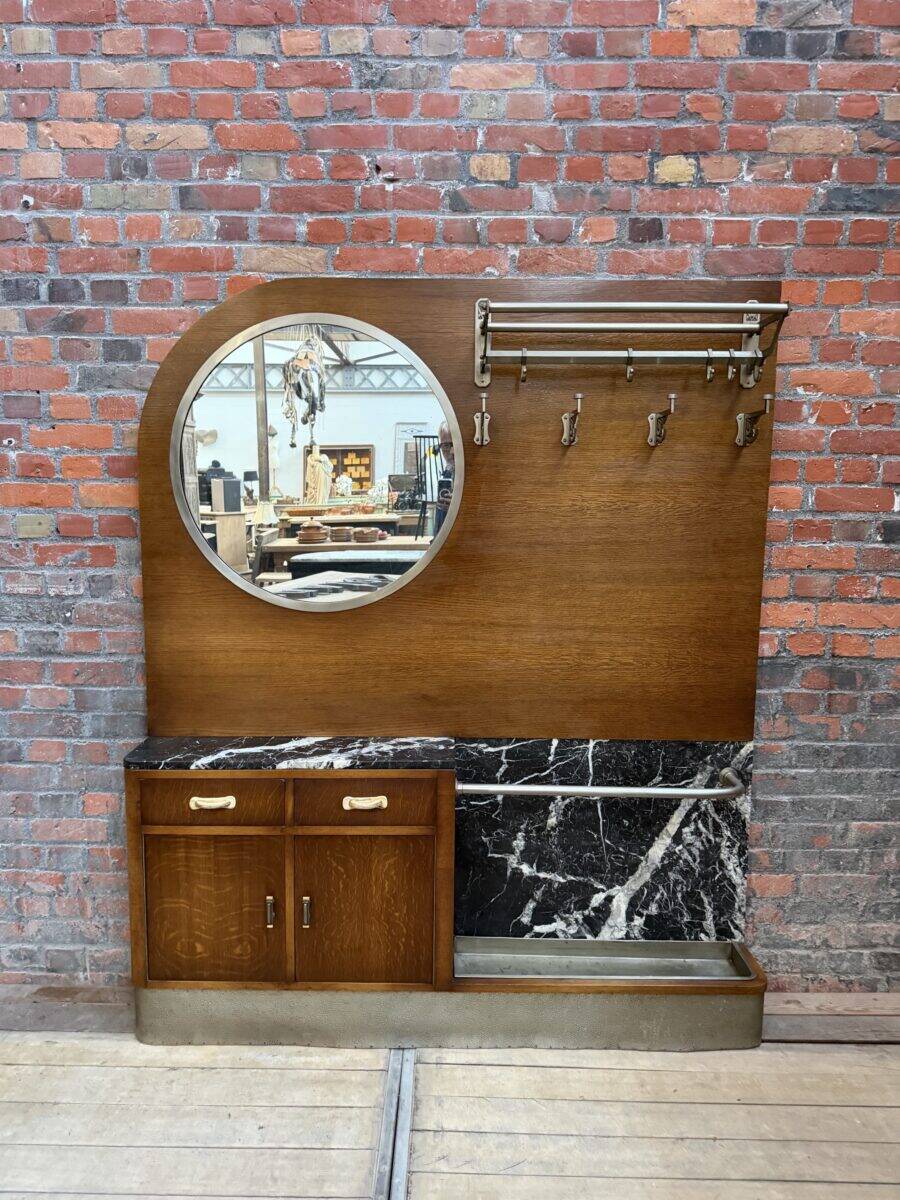 Large Art Deco entrance cloakroom