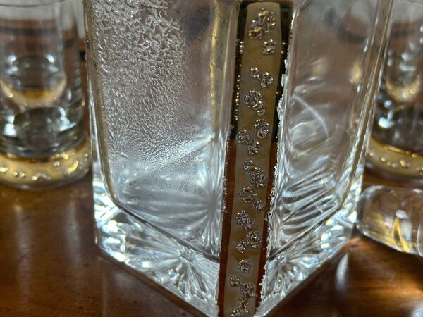 Carafe et 7 verres à liqueur