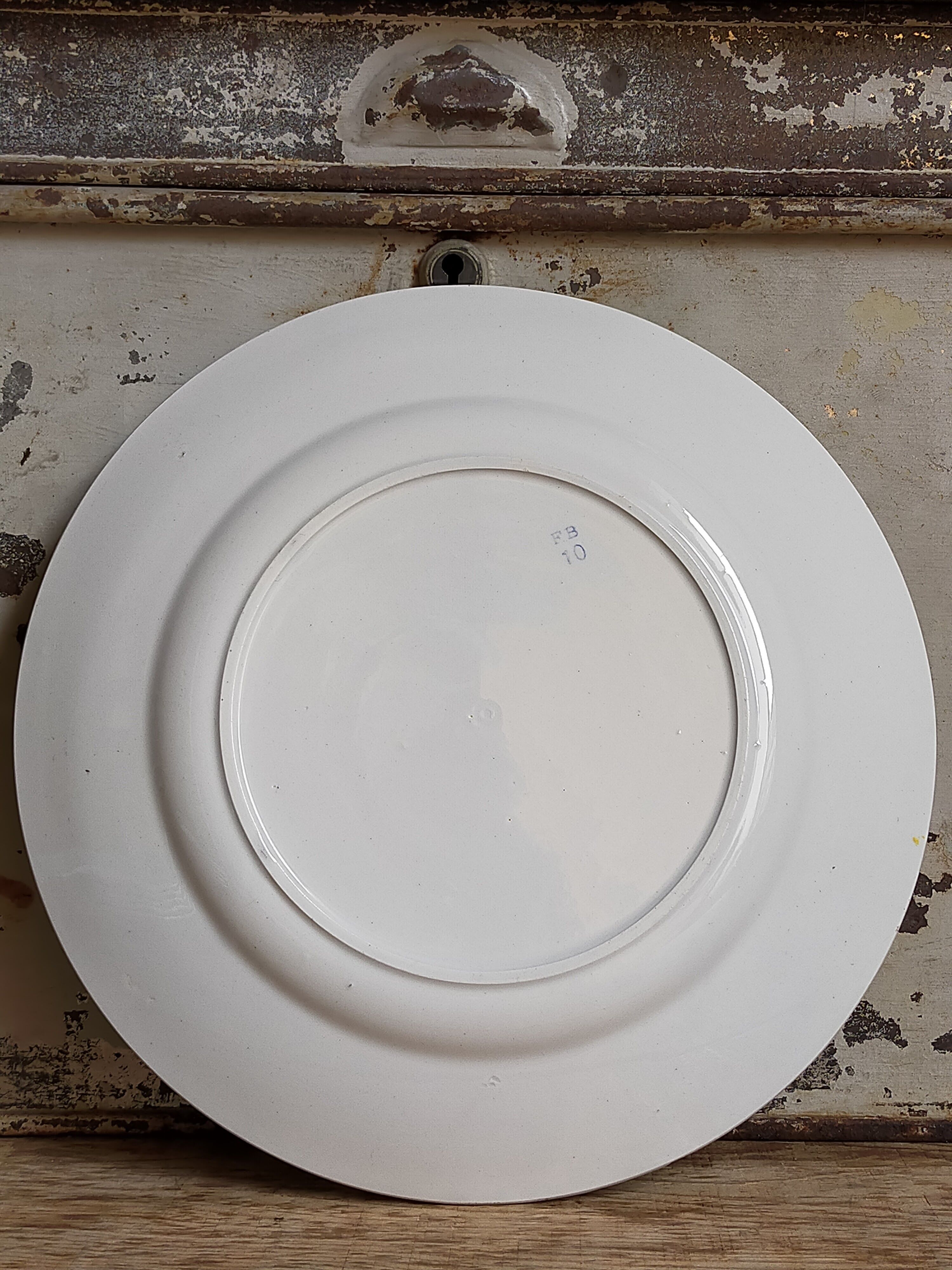 Six plates of vintage Badonviller earthenware with gold frieze