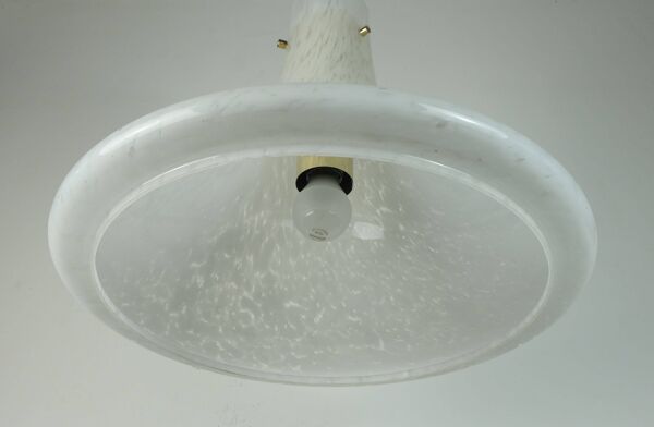 grande lampe suspendue glashuette limburg des années 1970 abat-jour en verre opalin blanc en forme de trompette P283 42