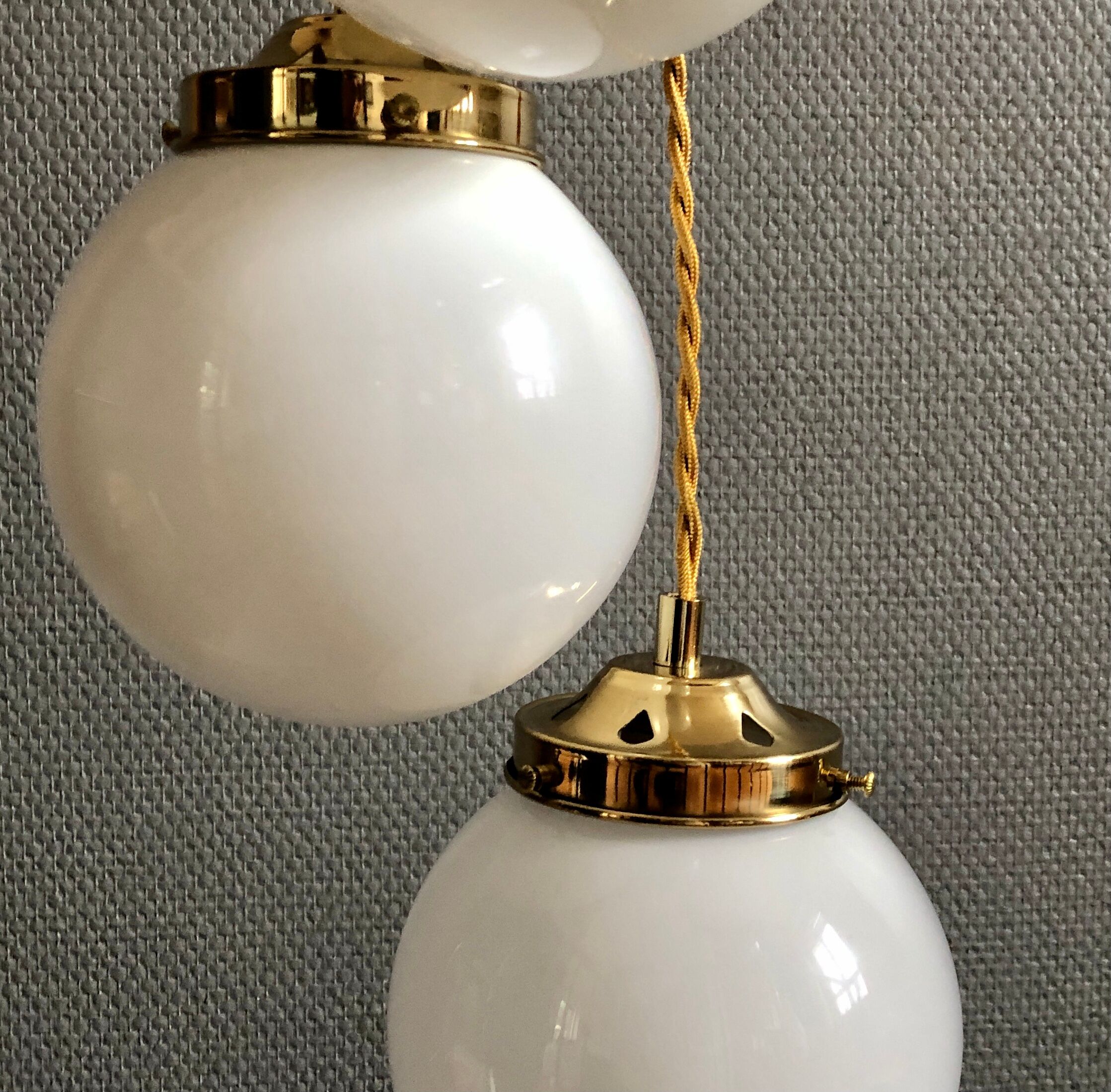 Three-light cascade suspension, vintage globes in white opaline