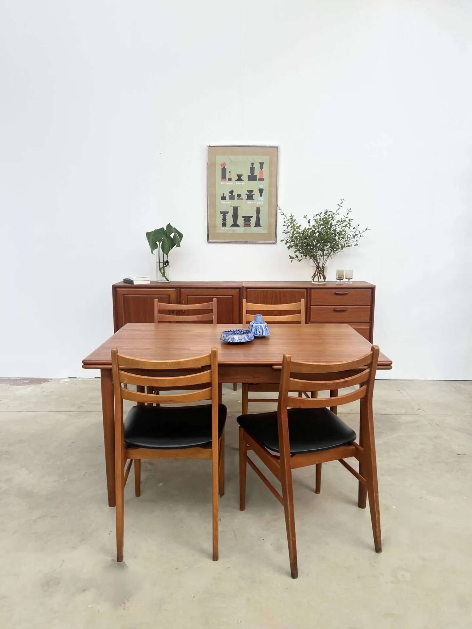 Teak dining table with integrated extensions — Scandinavian