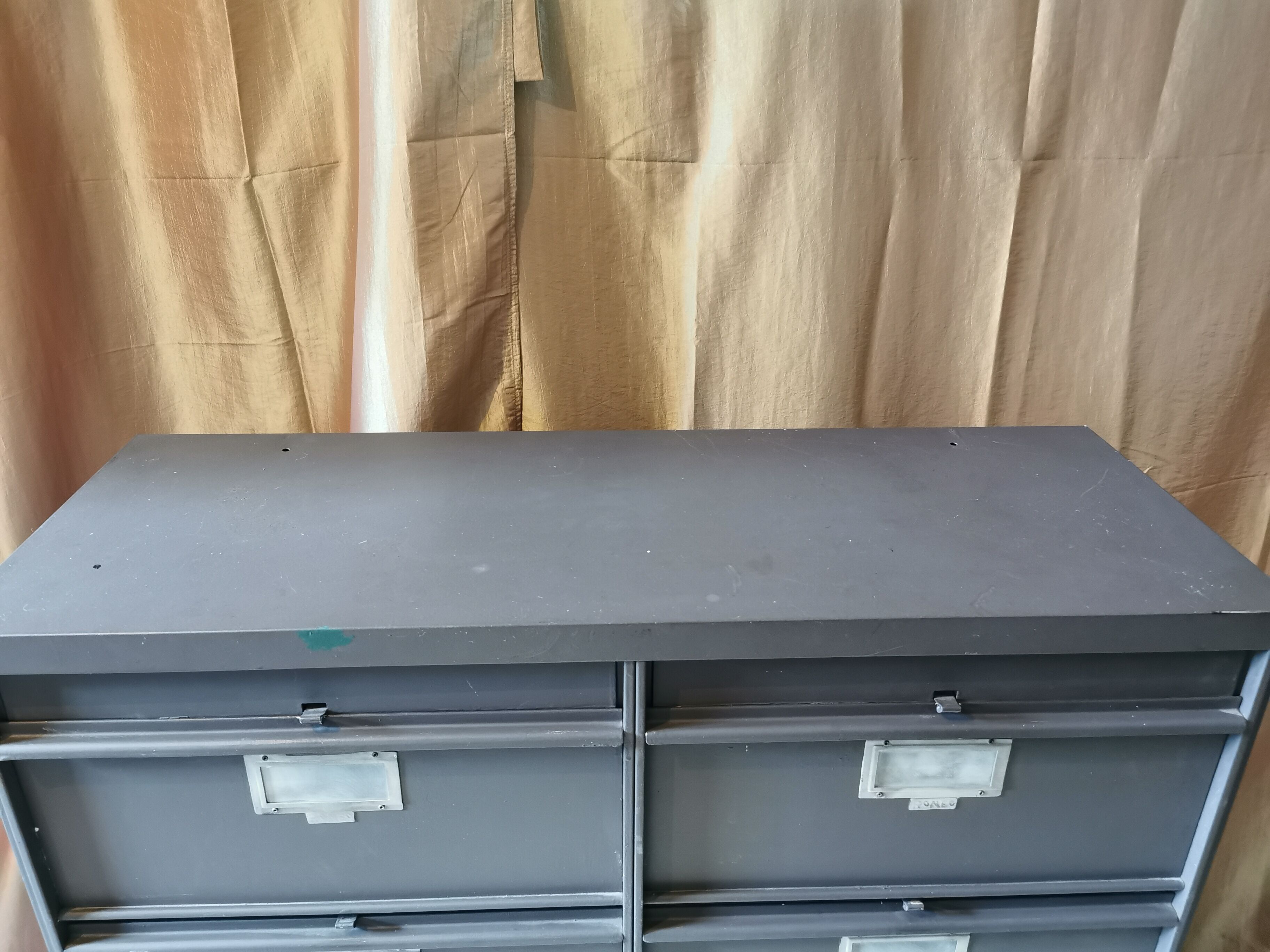 Industrial furniture with 10 metal lockers “Ronéo”