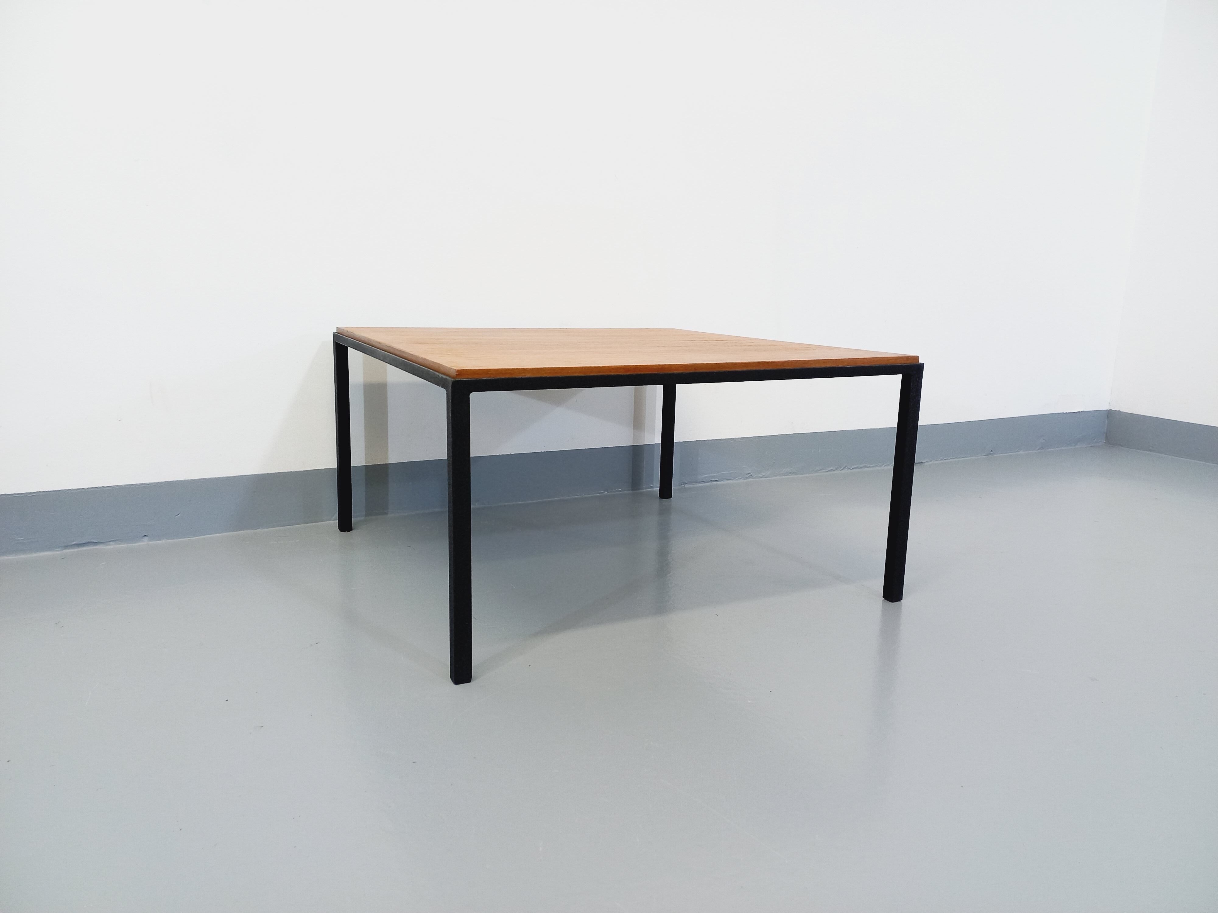 Table basse carrée moderniste vintage en teck et métal noir des années 60