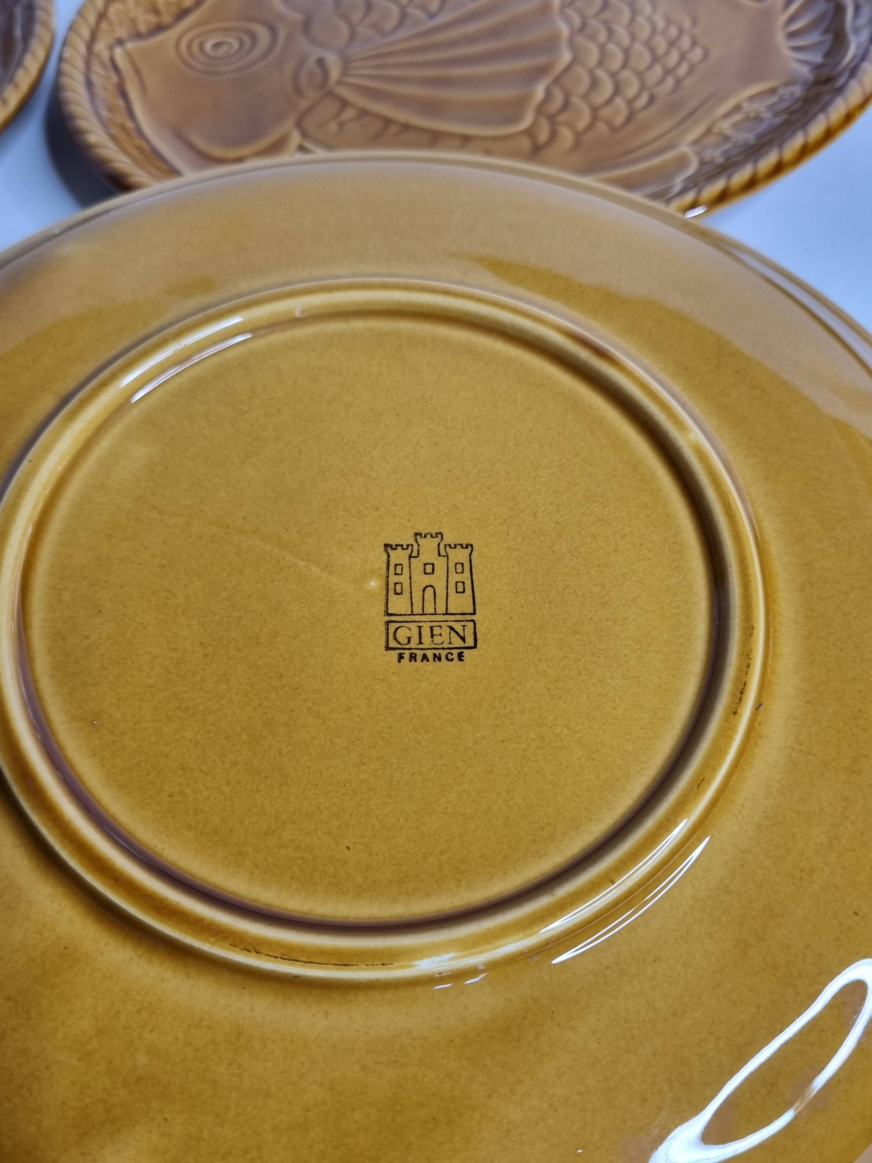 Gien earthenware fish service, 6 plates and a sauce boat, 25 cm