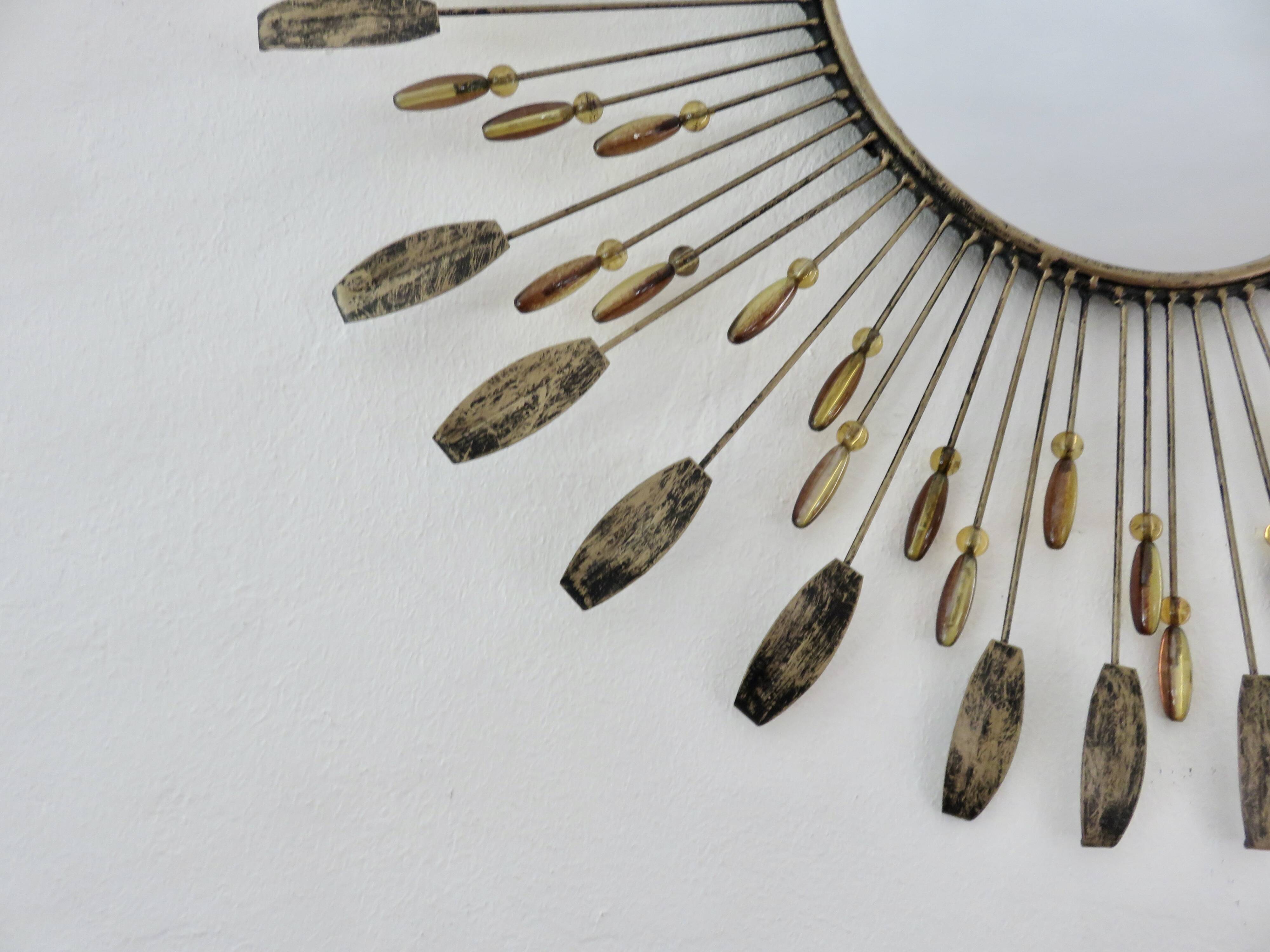 Miroir soleil mural en métal avec perles en résine ambre 1970 style Line Vautrin
