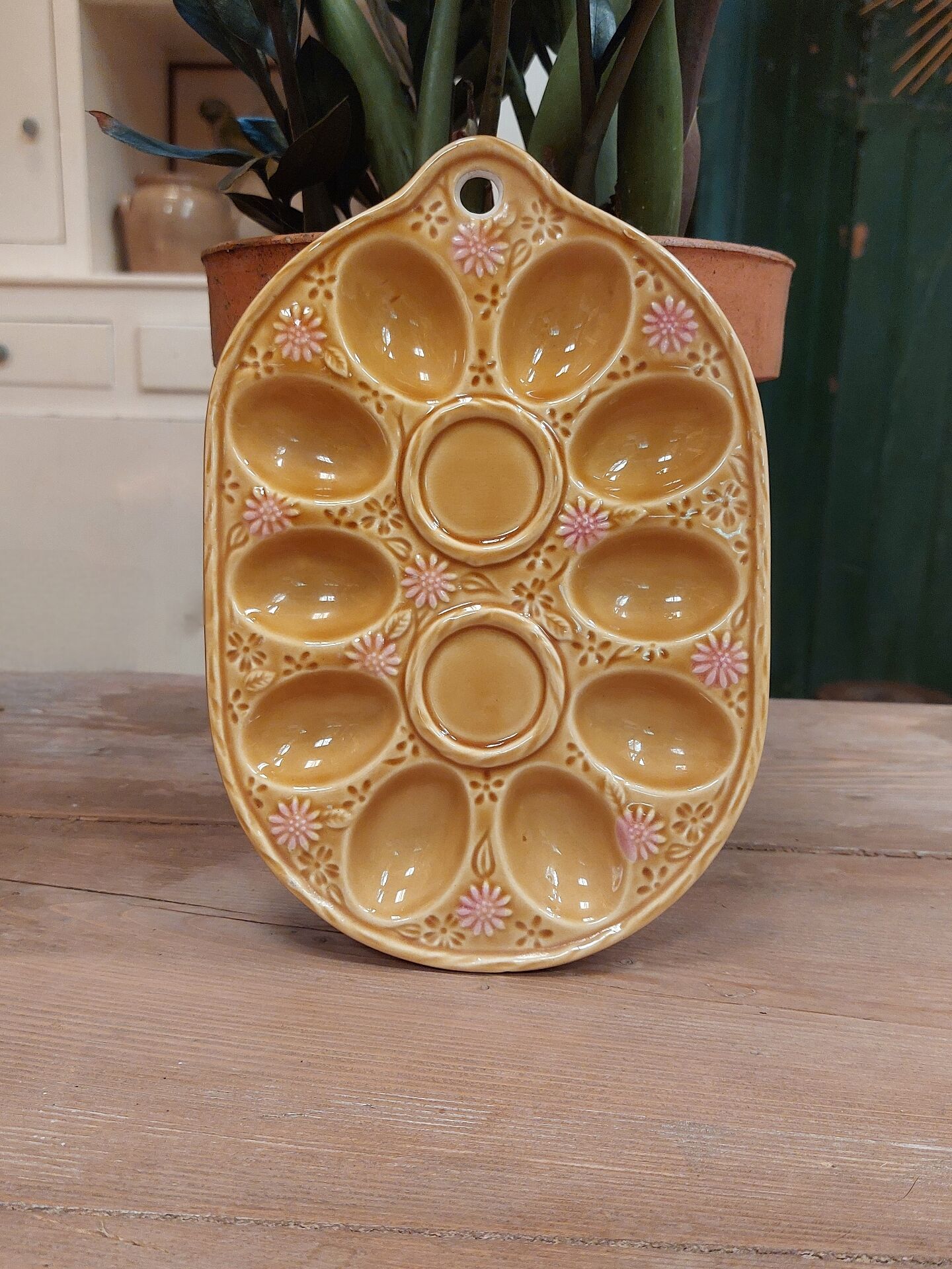 Egg plate in slipware