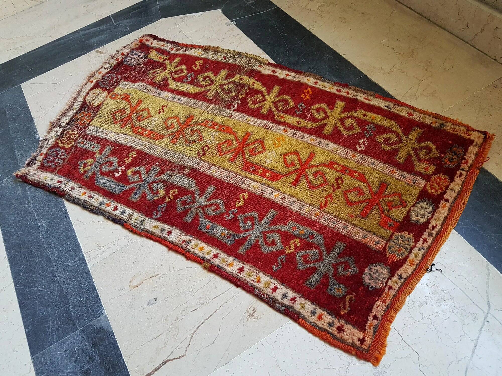 Vintage Turkish Oushak rug 57x98 cm