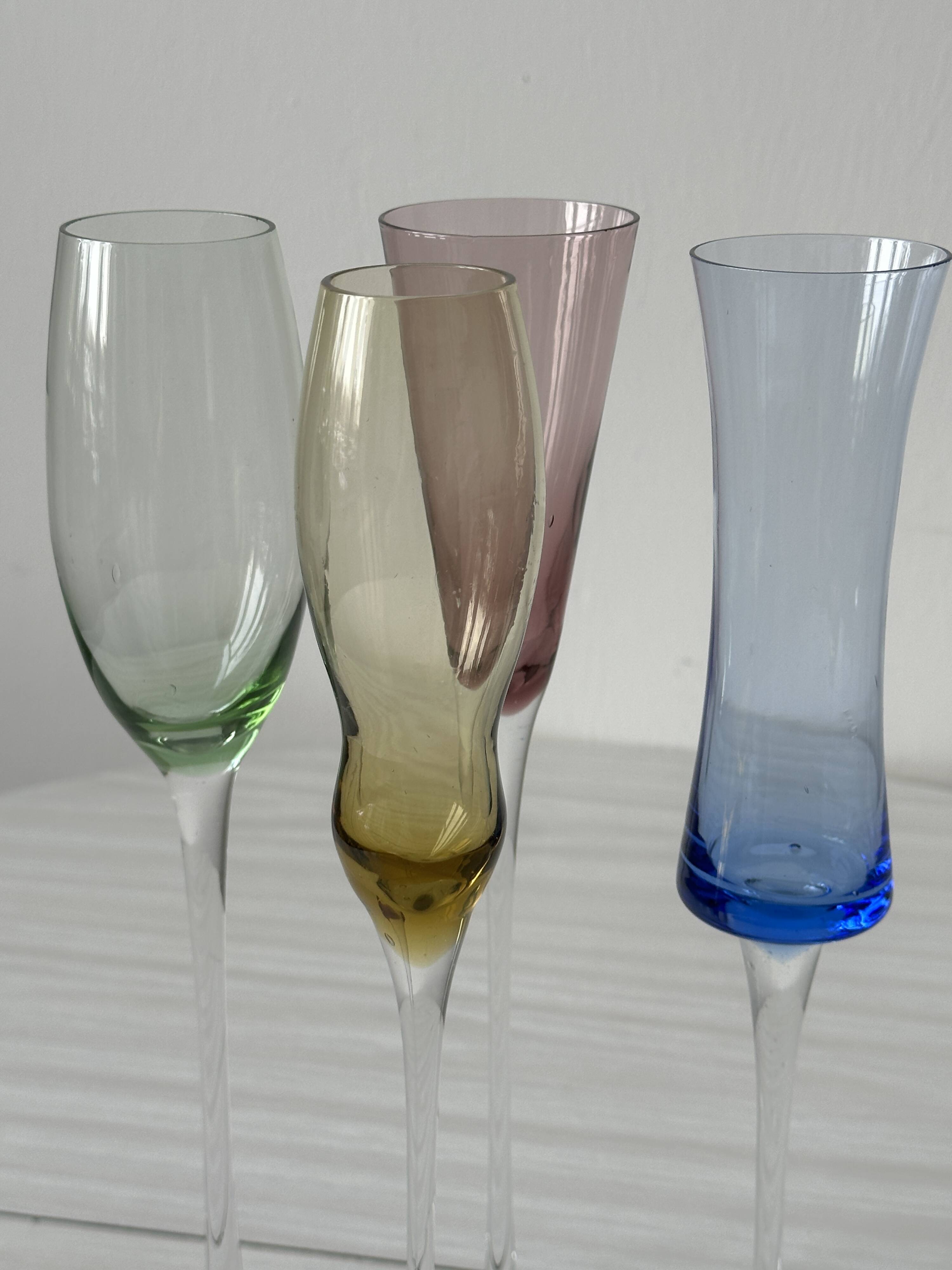 4 verres à pied multicolores