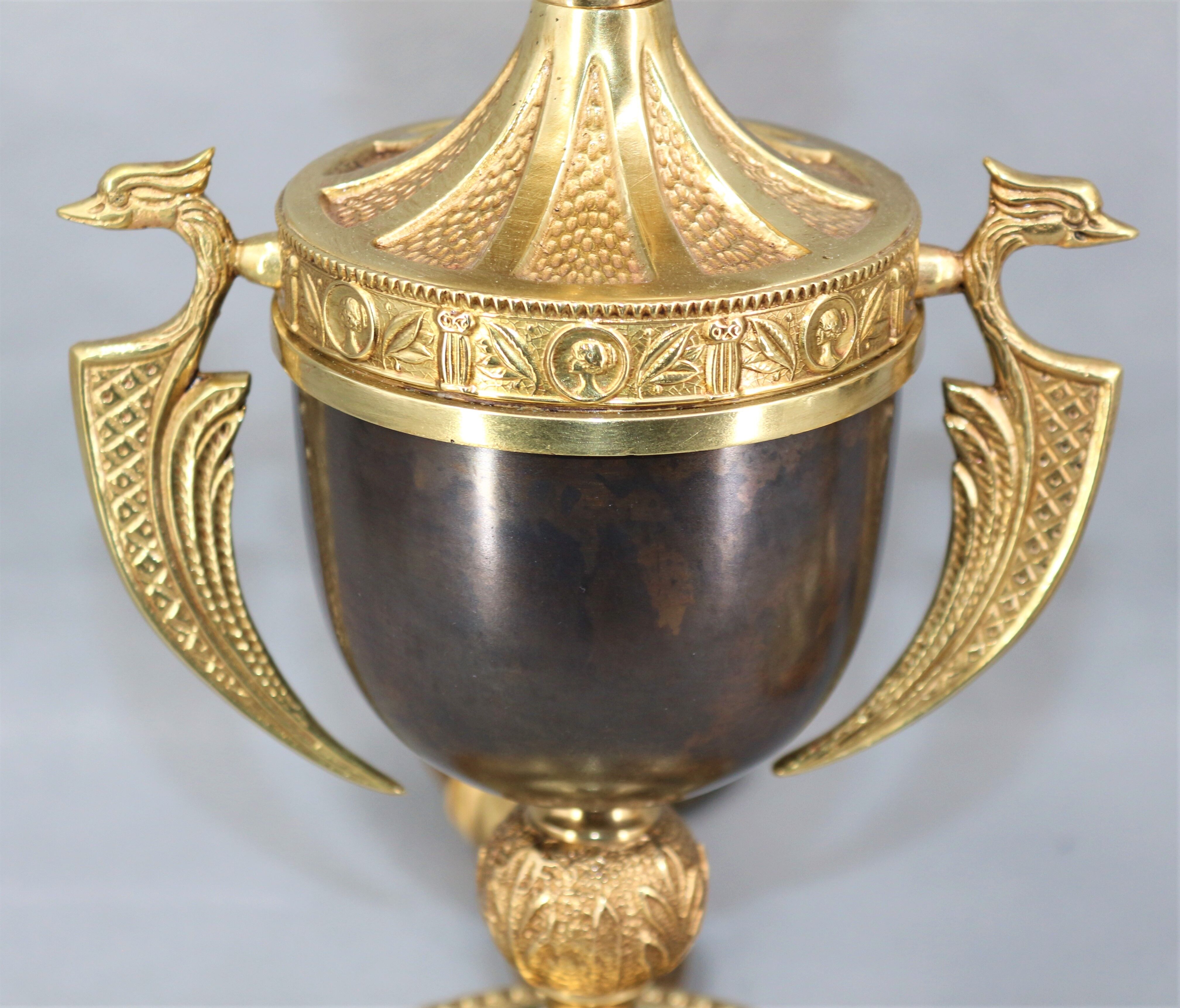 Paire de lampes en bronze doré patiné et verre renflé