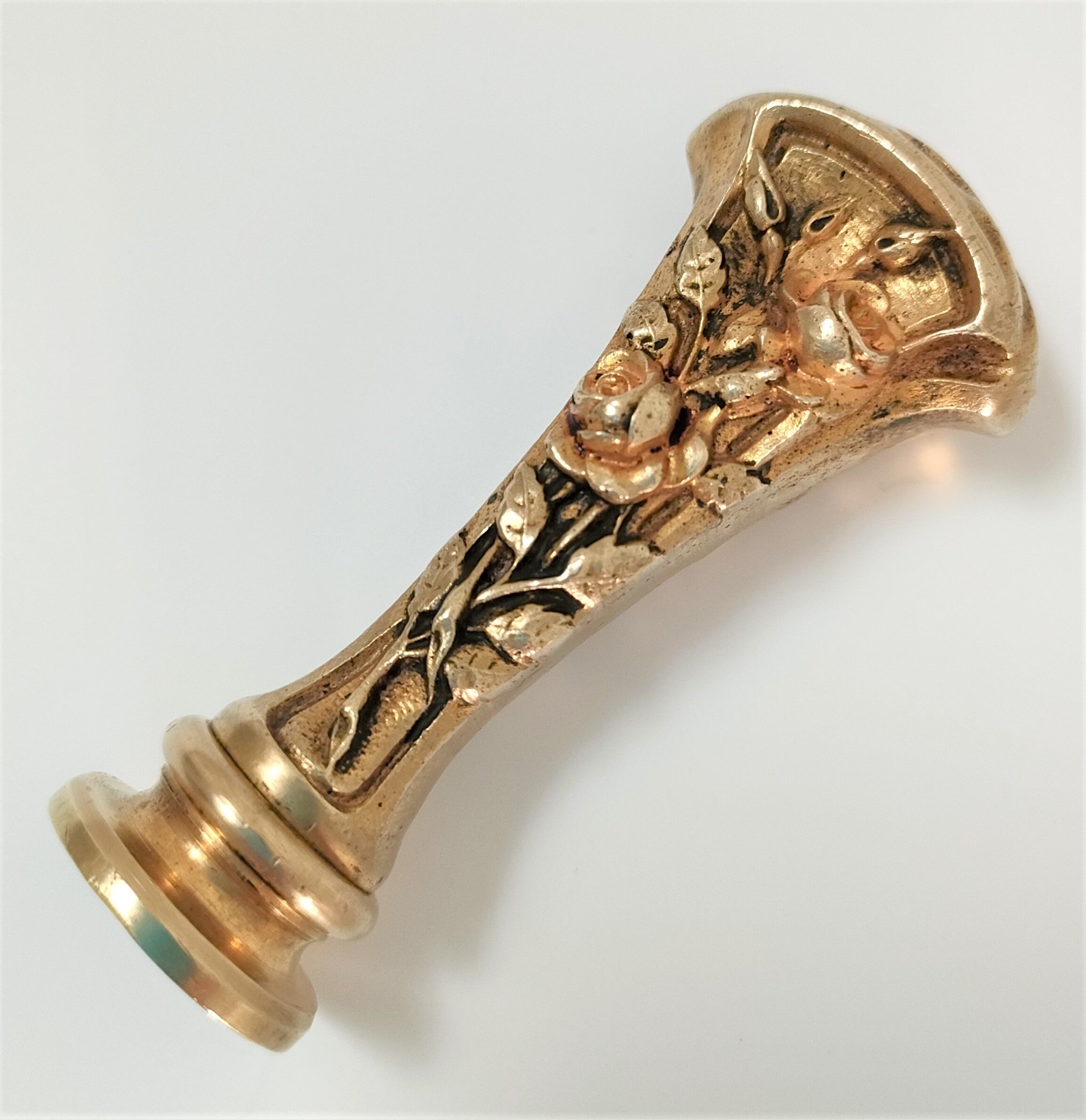 Seal stamp in gilded bronze art nouveau decorated with roses signed