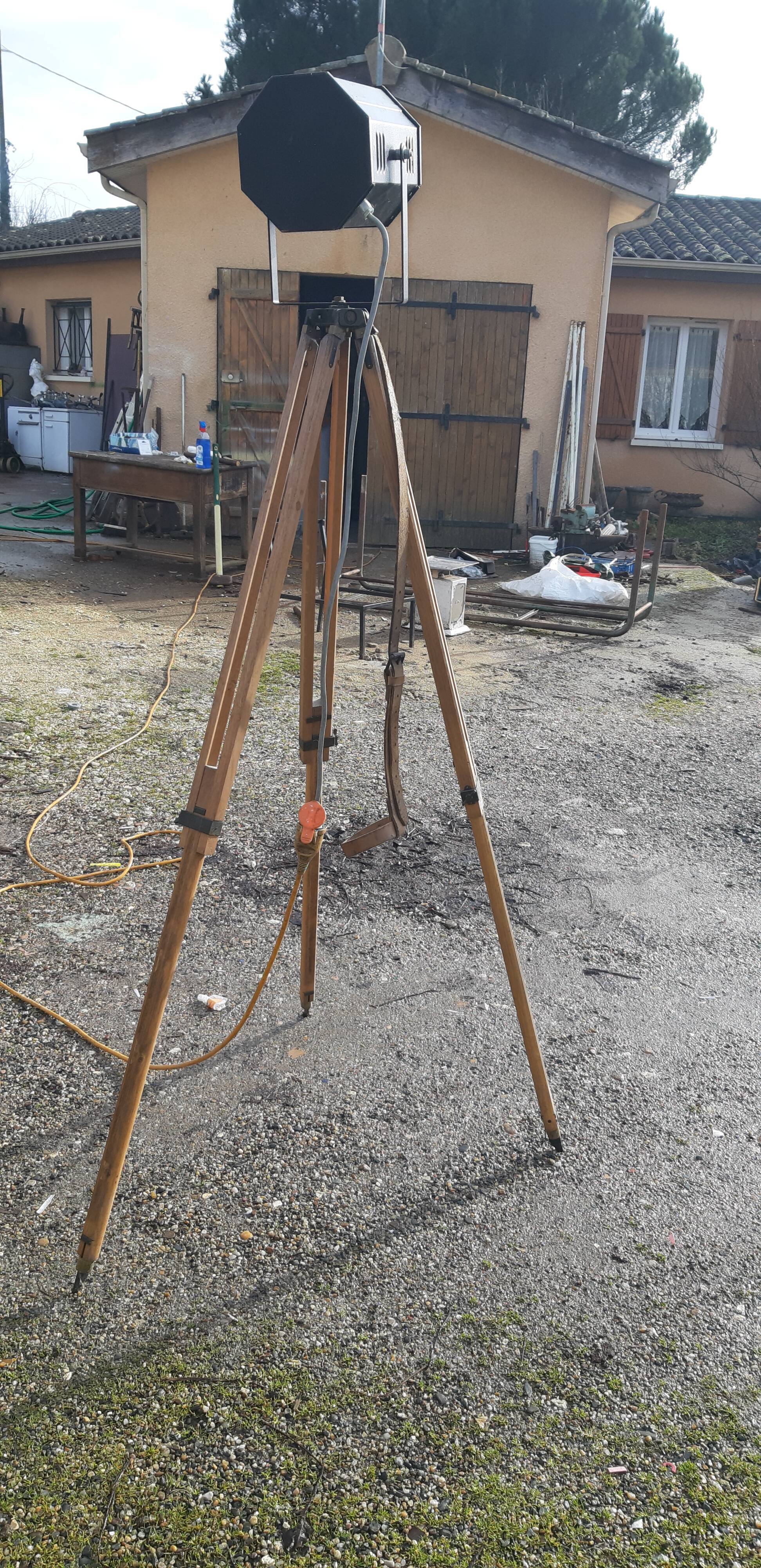 Cinema spot on tripod oak de l'armée