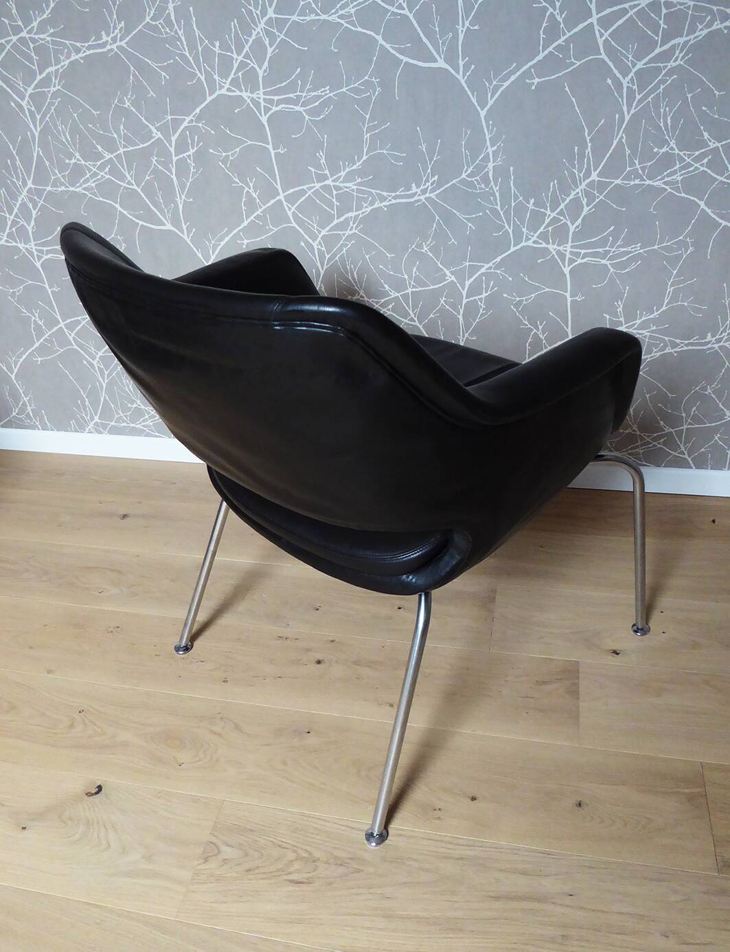 Armchair with leather and chrome armrests