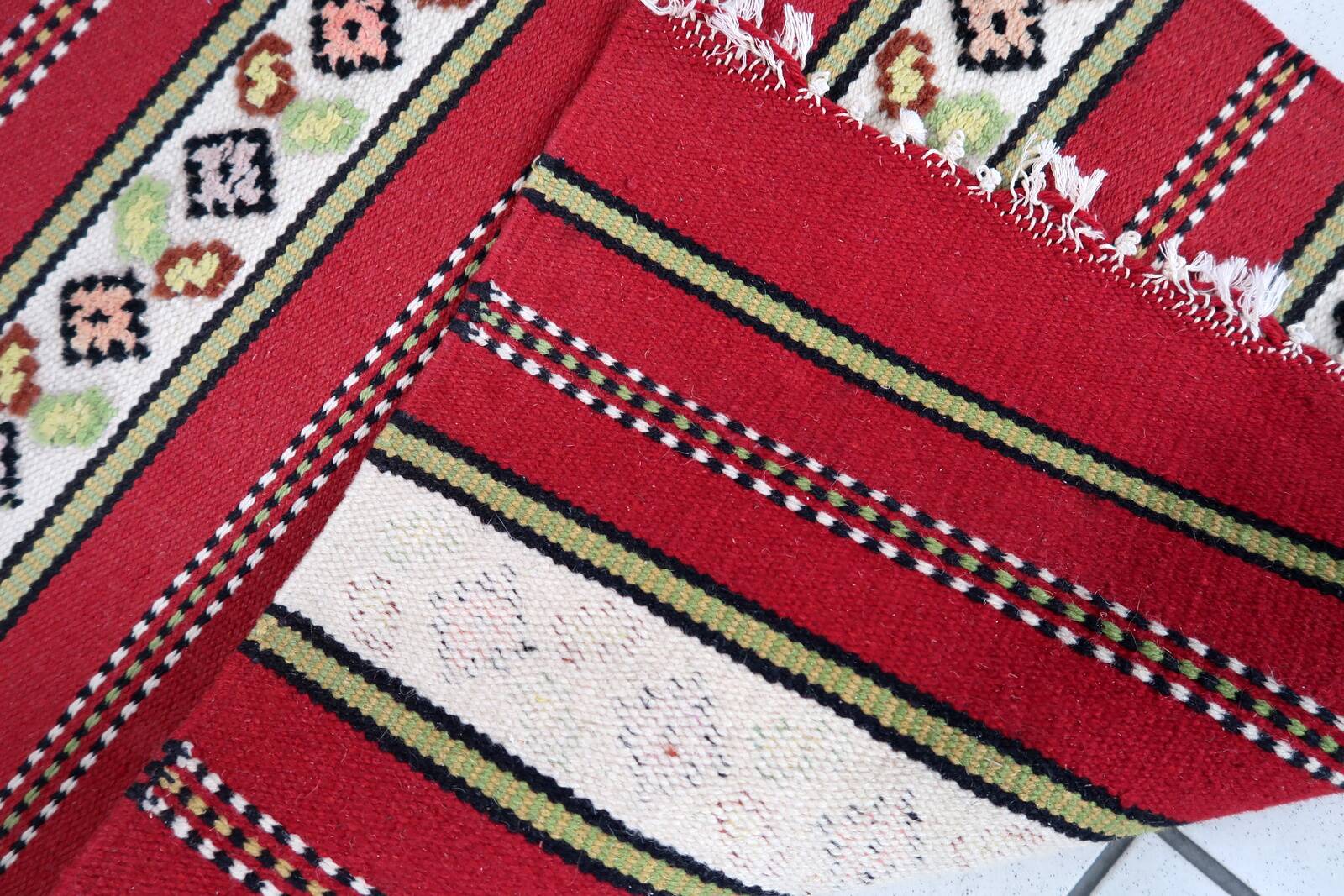 Tapis Vintage Tekke Turkmène Fait Main en Laine – Années 1960 – 126 x 188