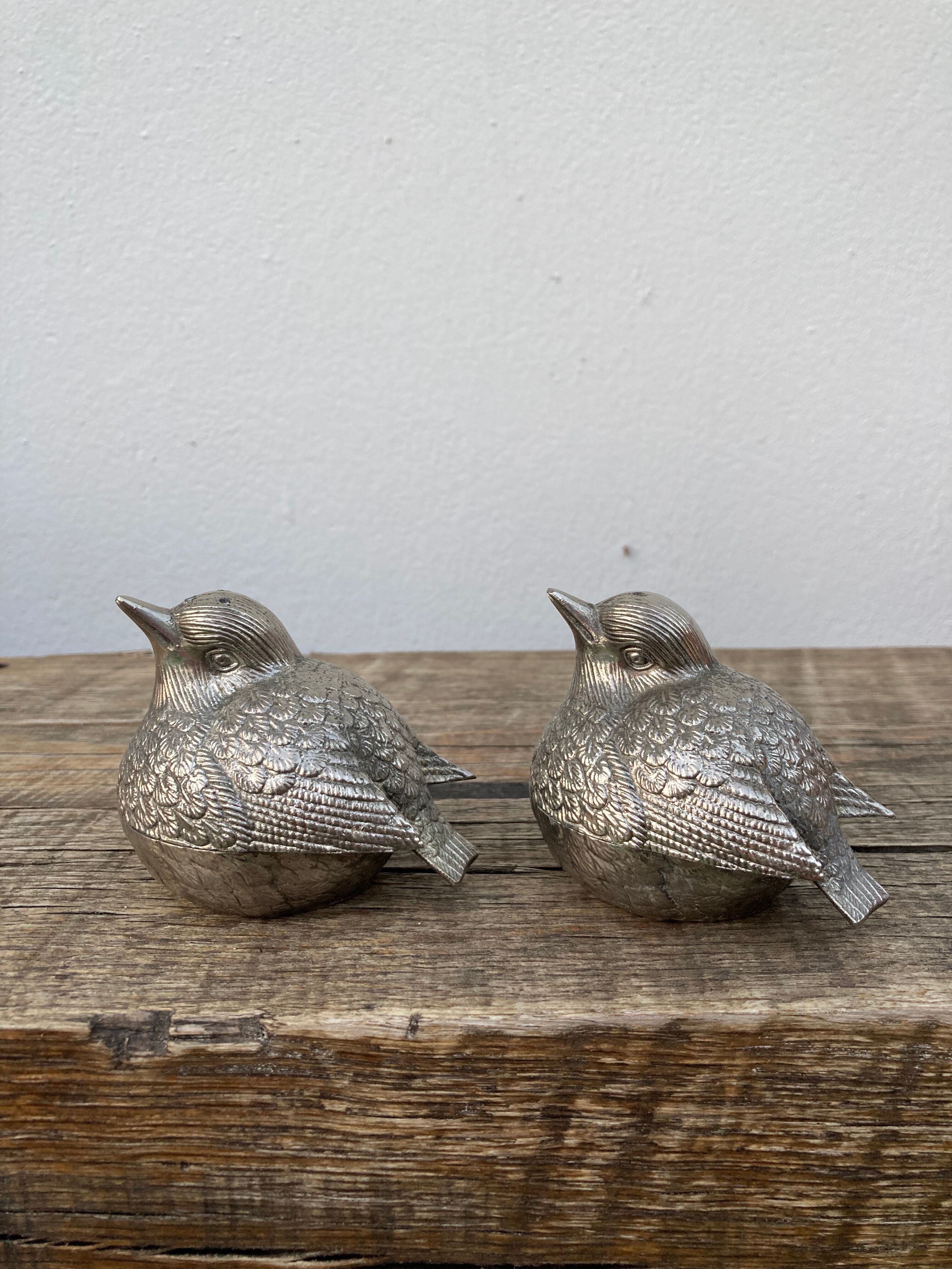 Duo of salt shaker and pepper in the shape of a bird in silver metal and its basket