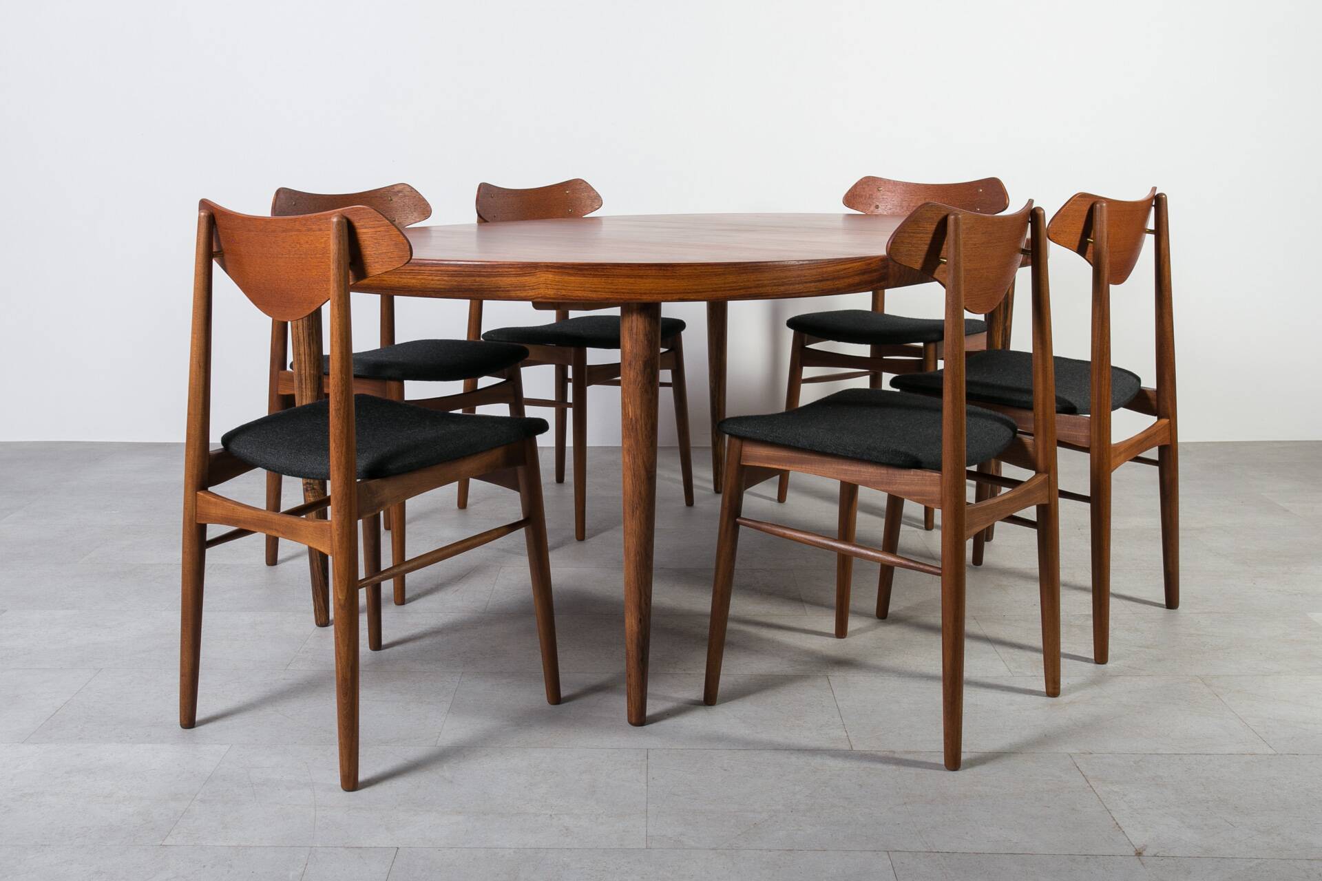 anish Mid-Century Dining Set – Teak Extension Table and 6 Chairs, 1960s