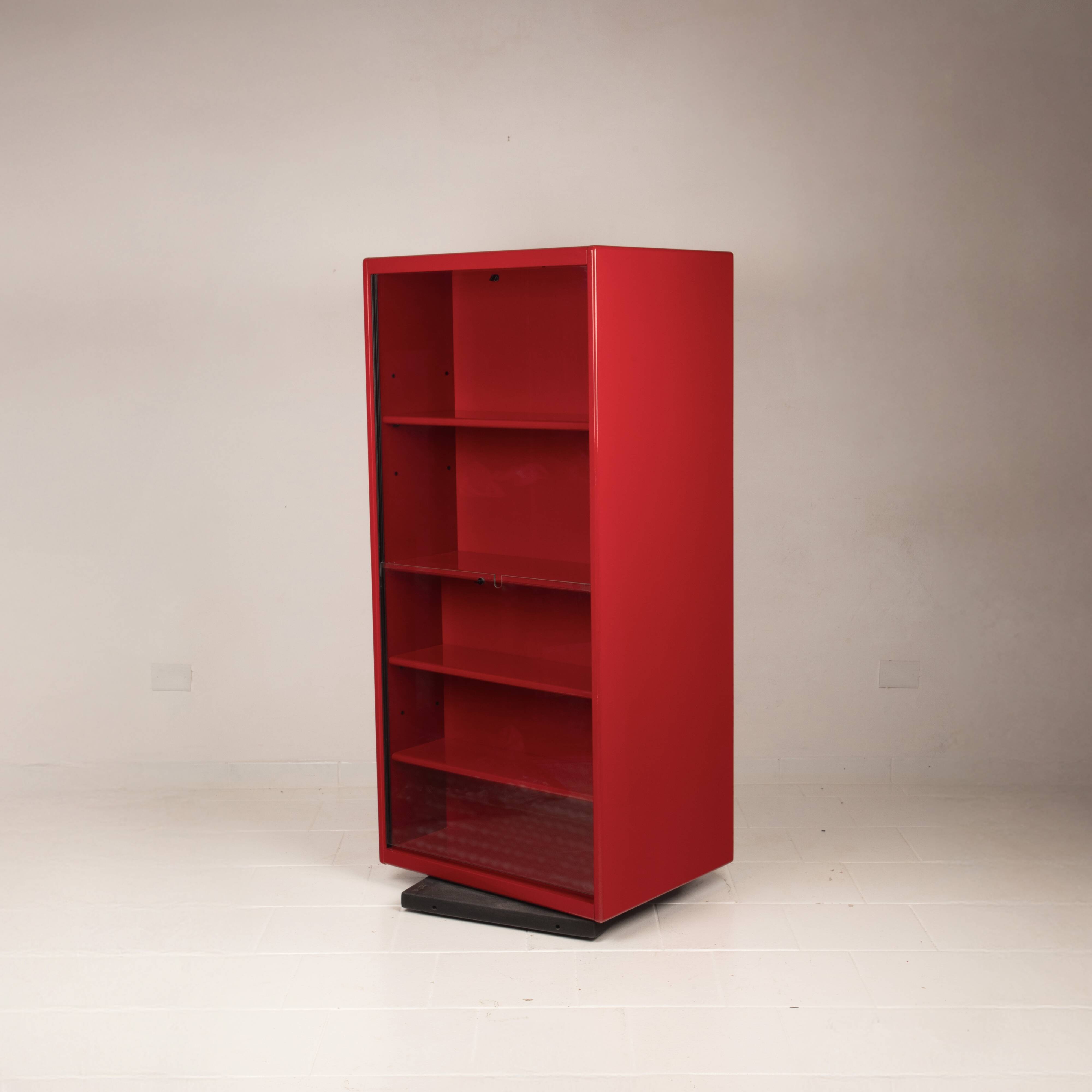 Double-face rotating display cabinet in red lacquer by Arflex, 1980s