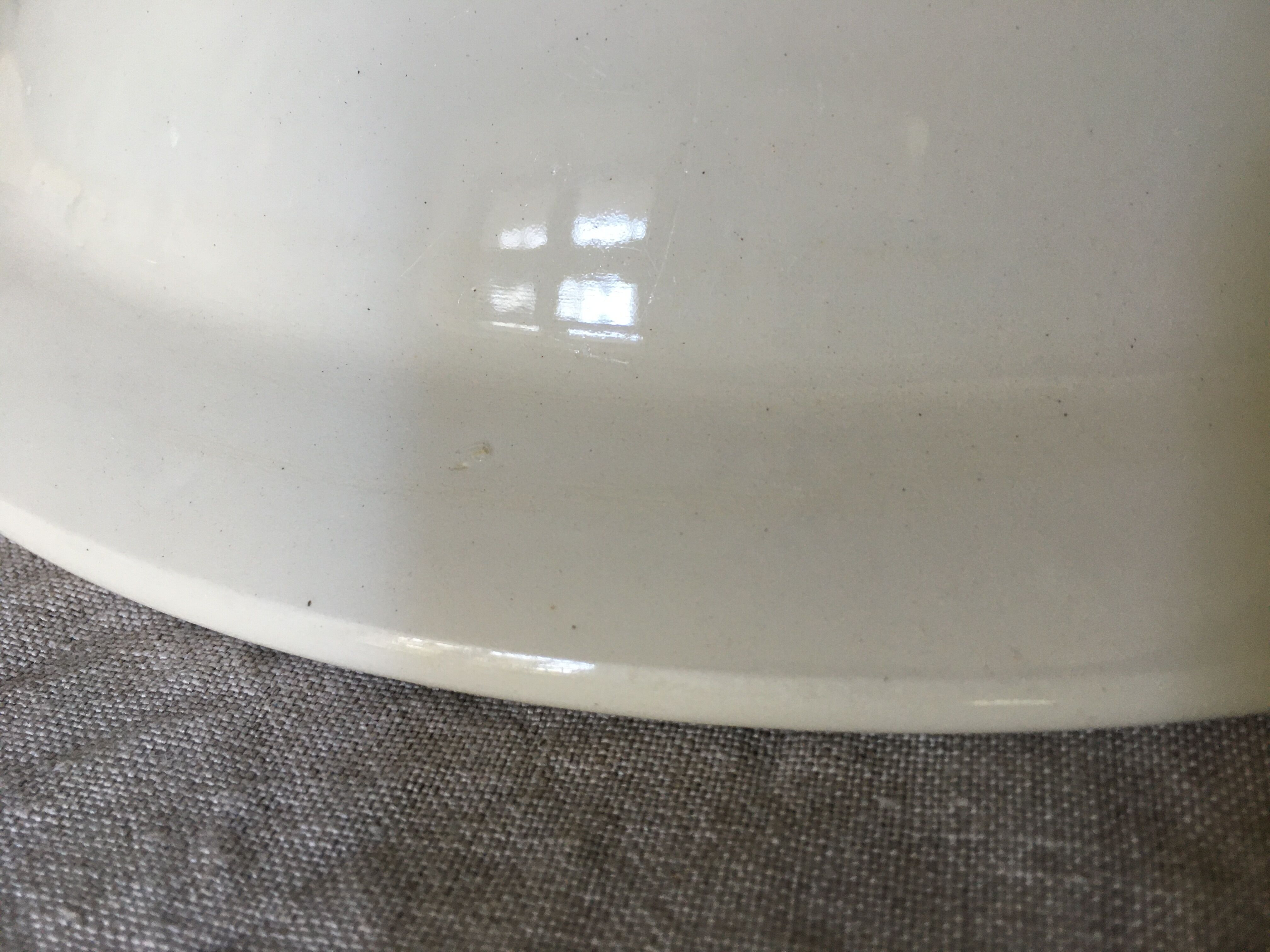Round hollow earthenware dish