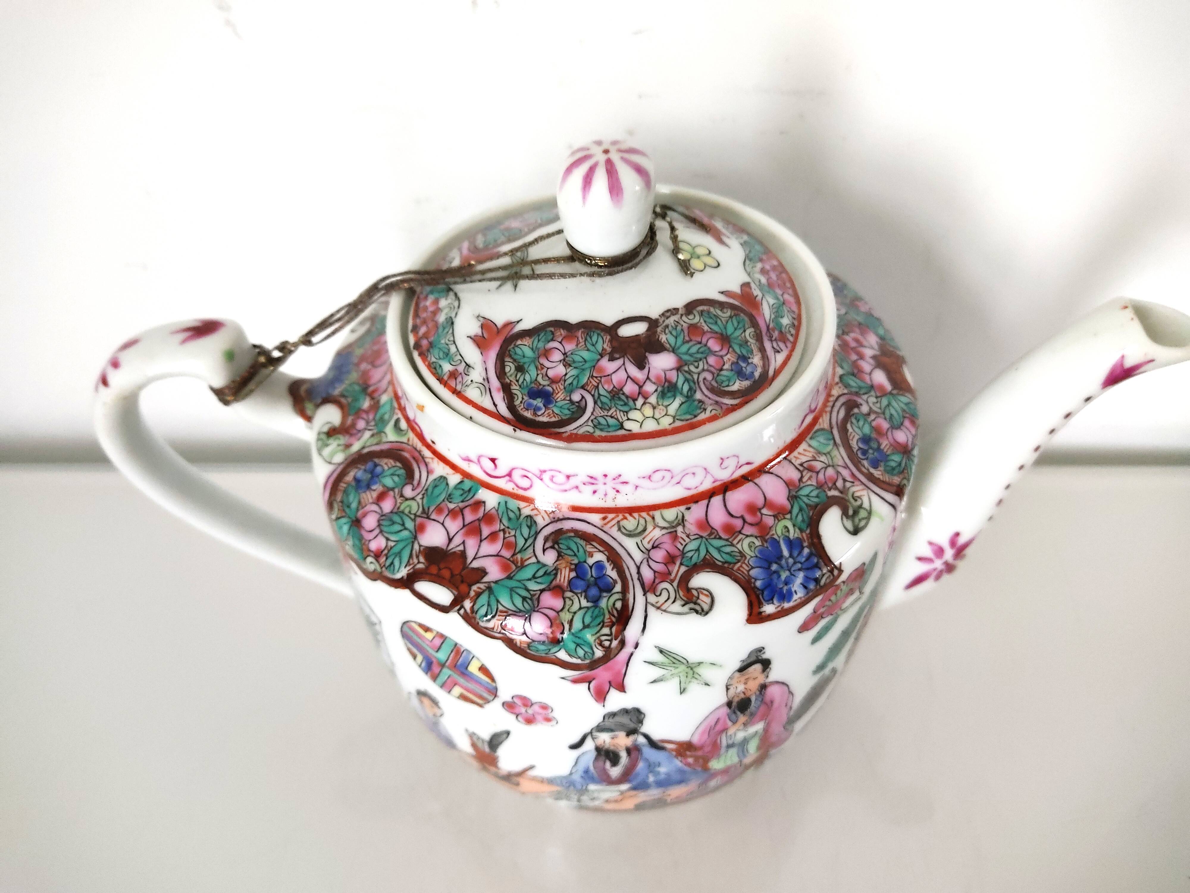 Théière porcelaine chinoise personnages fleurs