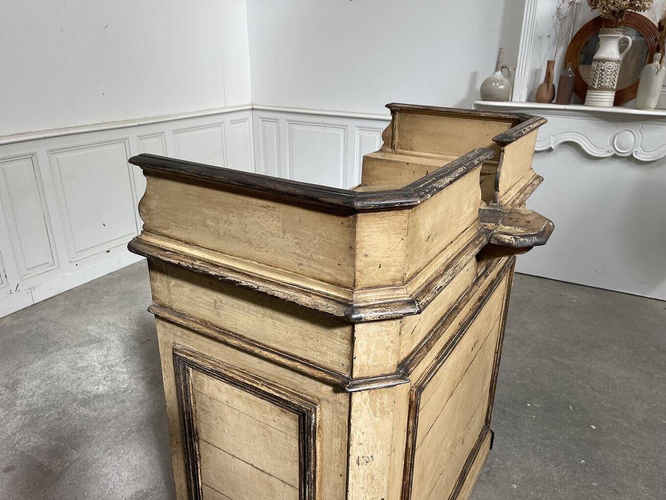 Comptoir 1930 de boutique, patine beige