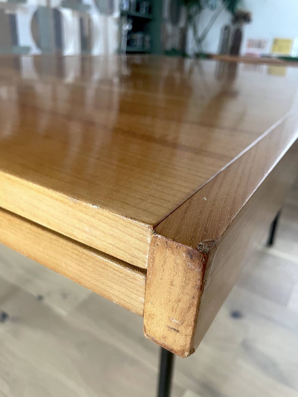 Extendable table designed by Alain Richard