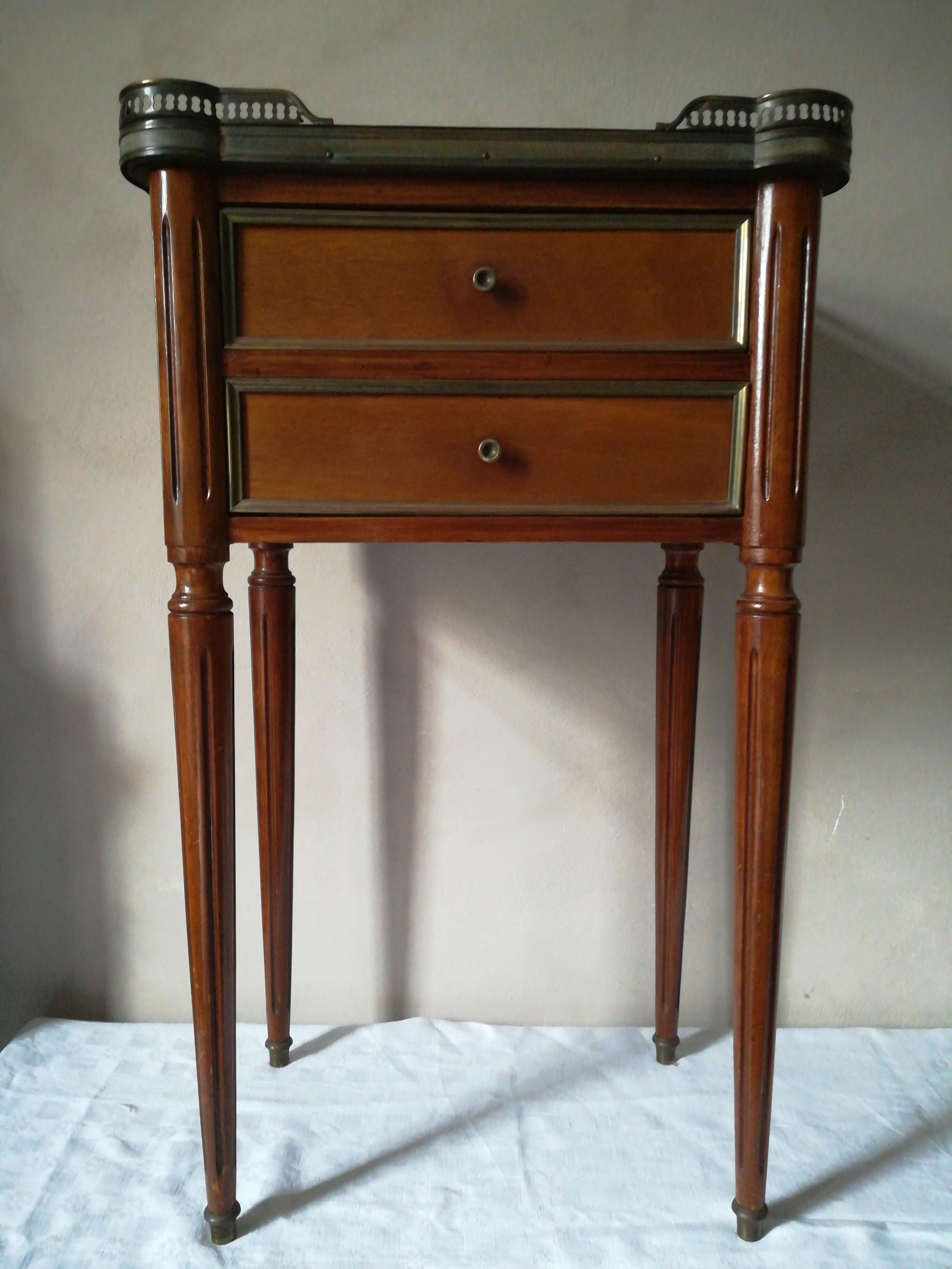 Louis XVI-style rag table