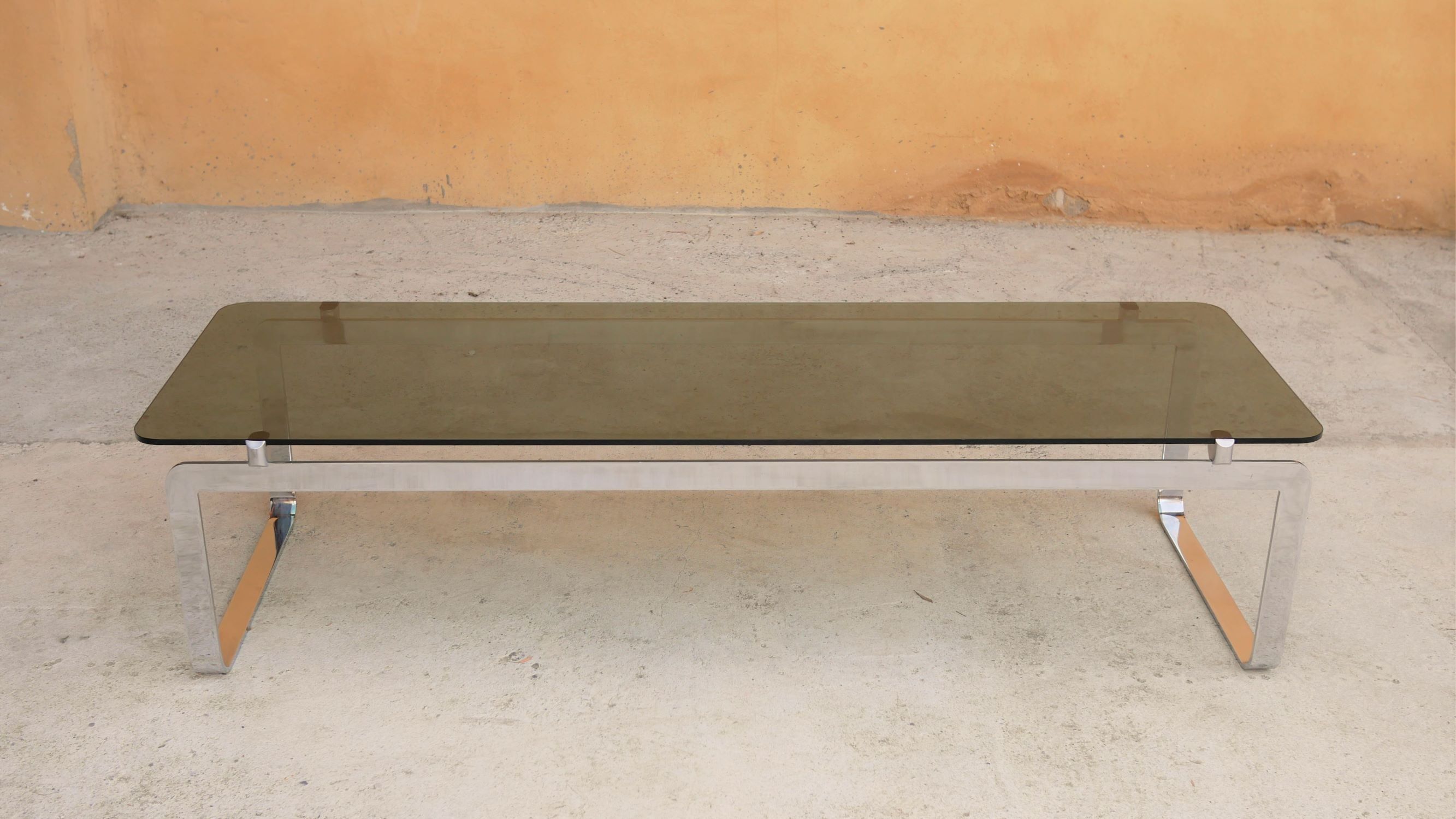 Table basse vintage en métal chromé et en verre fumé