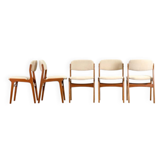 Ensemble de cinq chaises en teck du milieu du siècle (fabriquées au Danemark)