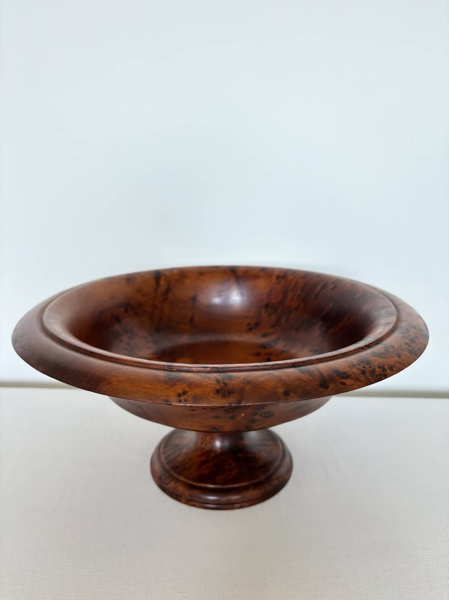 Fruit bowl on a turned wooden pedestal – Wood burl