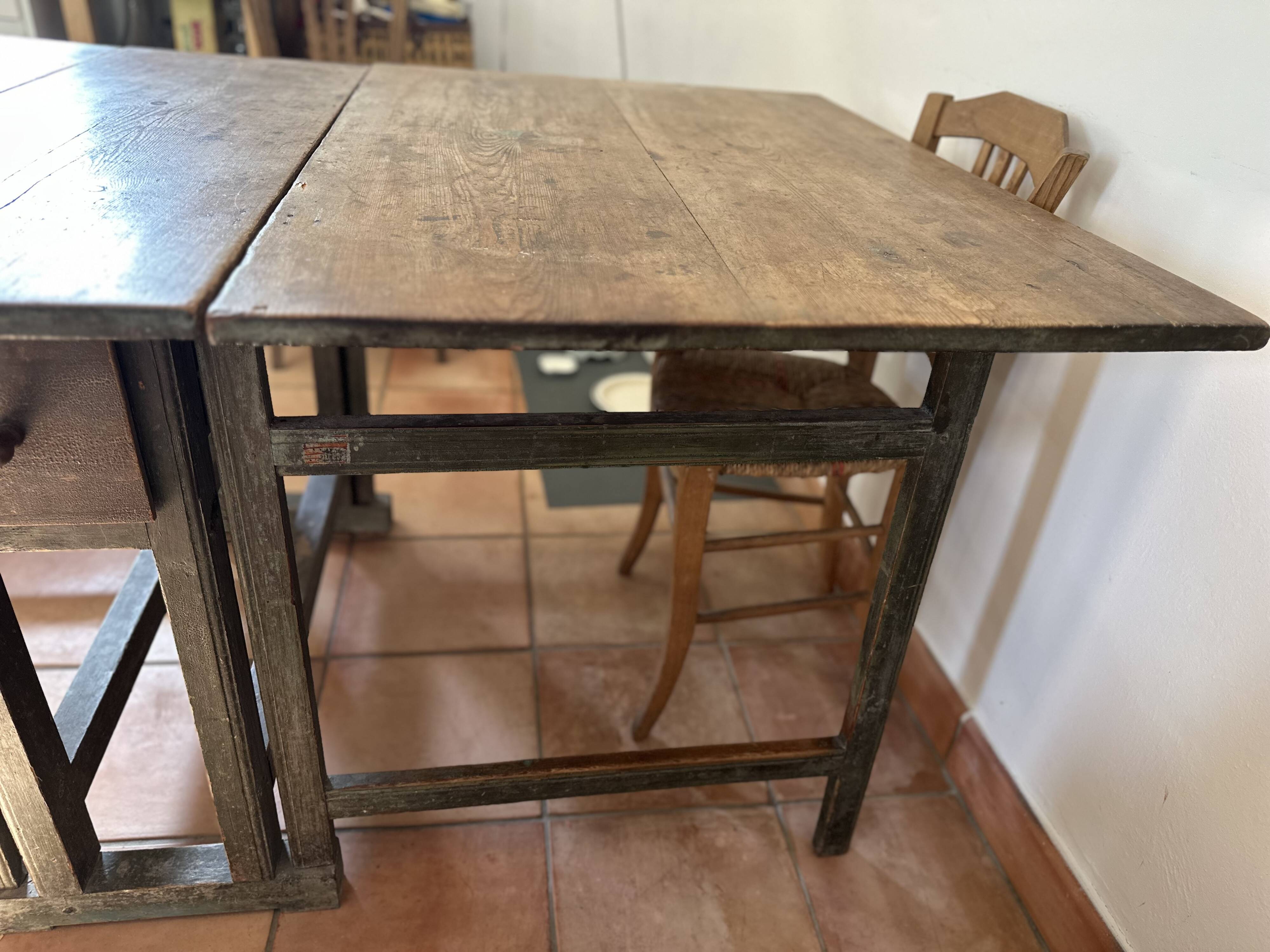 Table à manger suédoise gustavienne