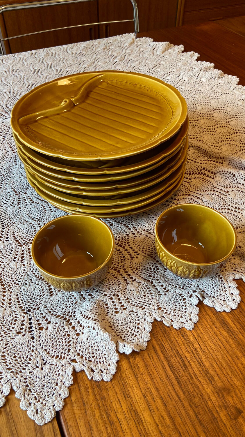 Service of 8 asparagus plates and its 2 sauce boats Gien 1960