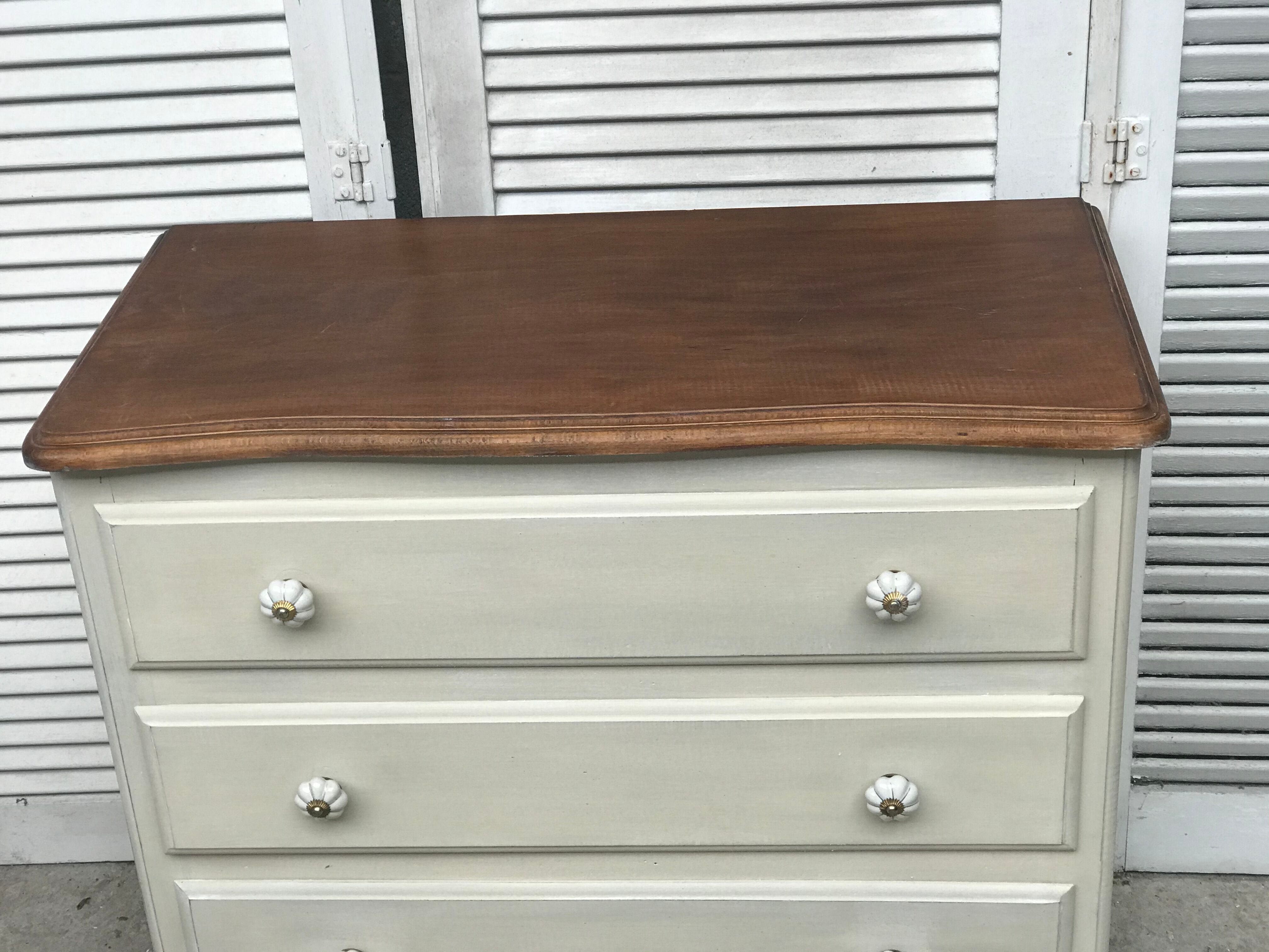 Old White chest of drawers