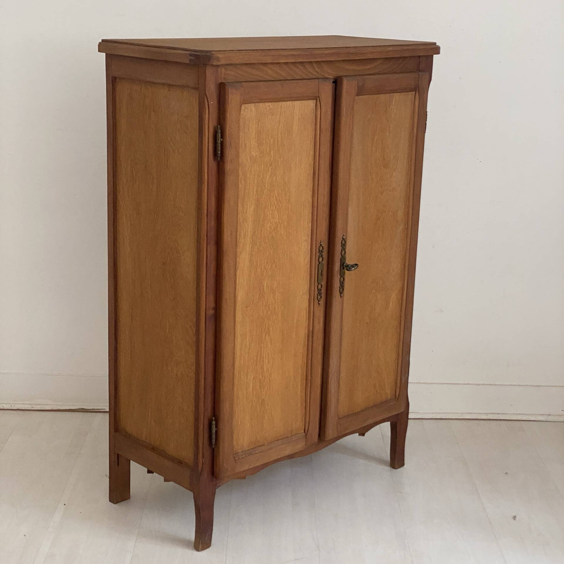 Buffet parisien rangement chaussure vintage 1970's  Hauteur : 101,5 cm