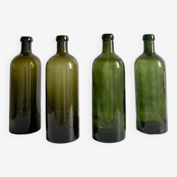 Lot de 4 bouteilles anciennes en verre