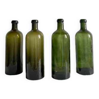 Lot de 4 bouteilles anciennes en verre