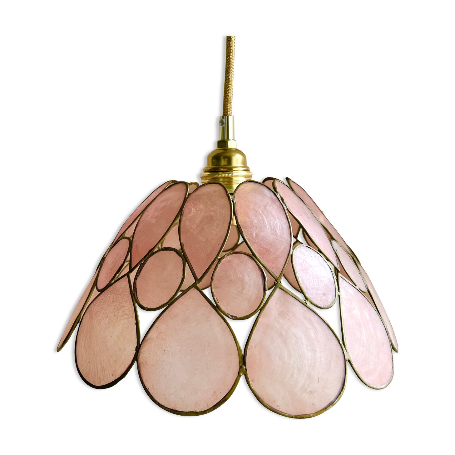 Pink mother-of-pearl suspension