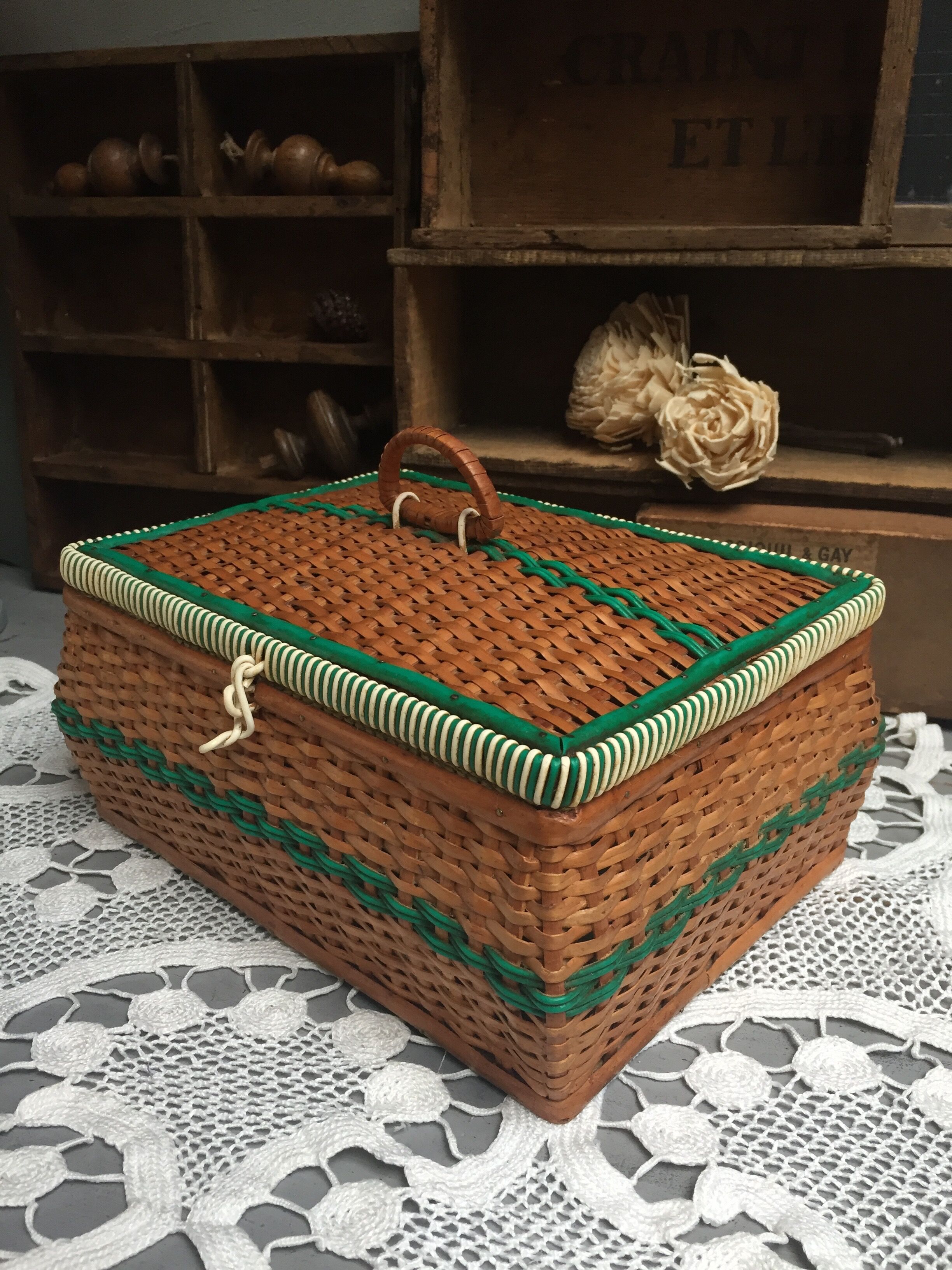 Rattan and scoubidou worker