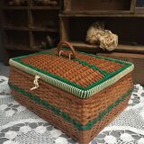 Rattan and scoubidou worker