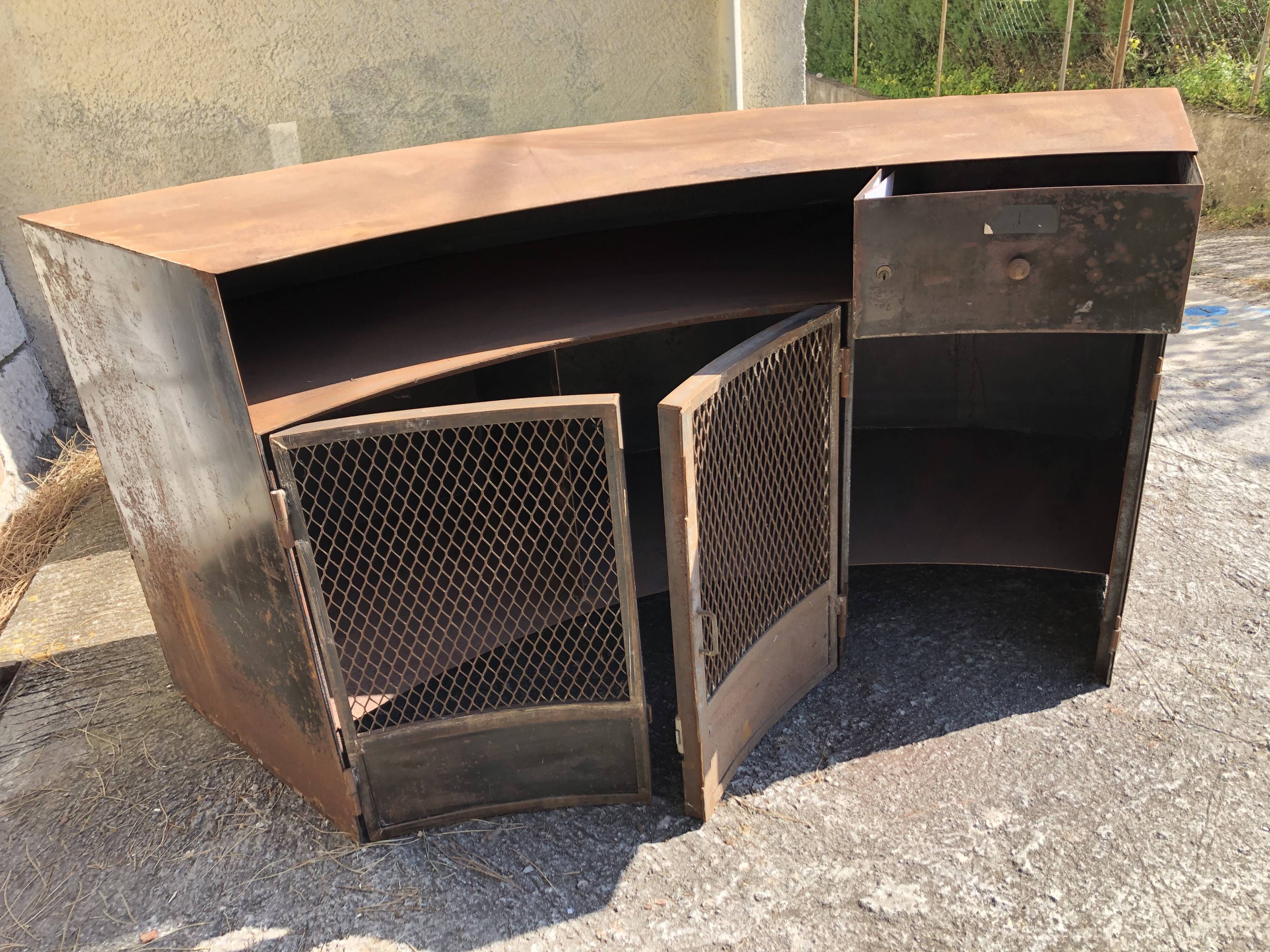 Meuble comptoir industriel en métal et fer forgé