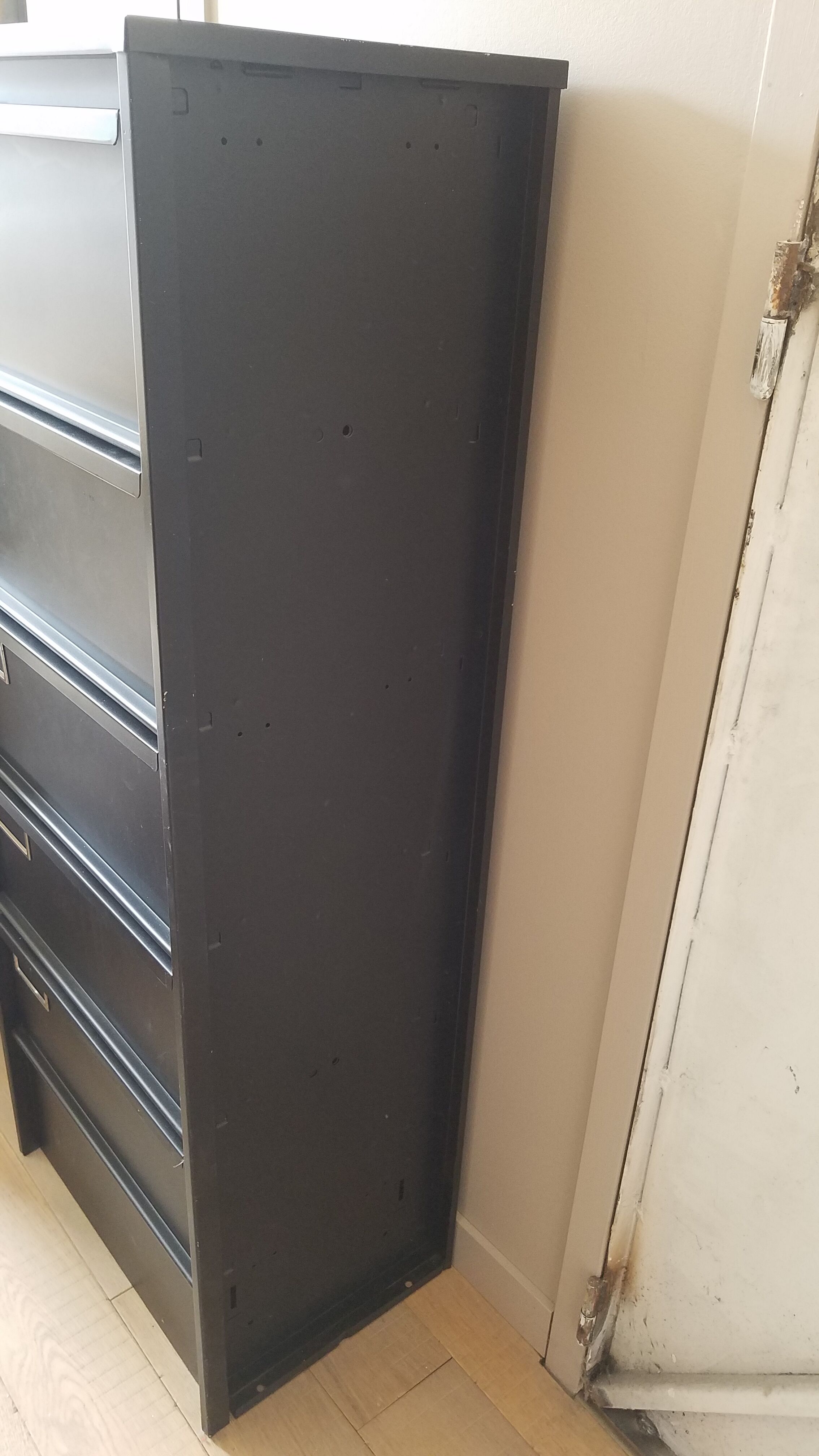 Meuble métal à clapets
