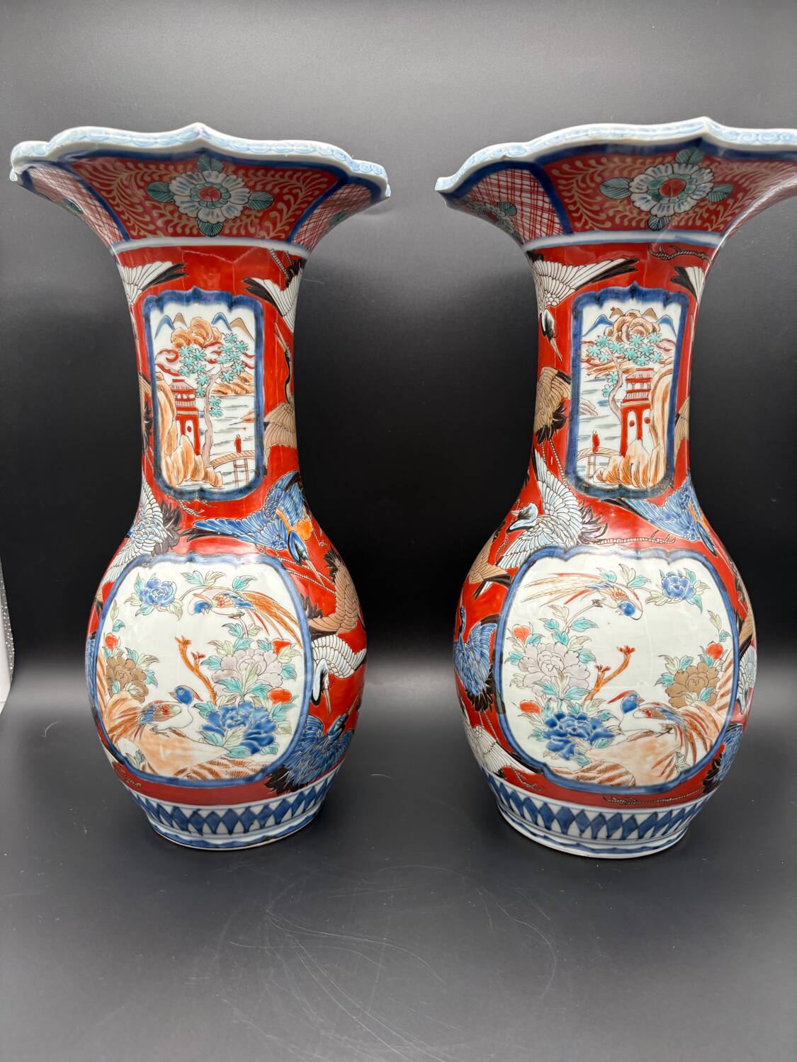 Paire de Vases Cornets Japonais Imari | Décor de Grues & Rouge de Fer