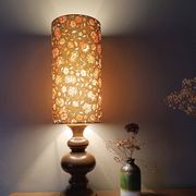 lampe bois rustique, abat-jour style vintage seventies imprimé fleurs