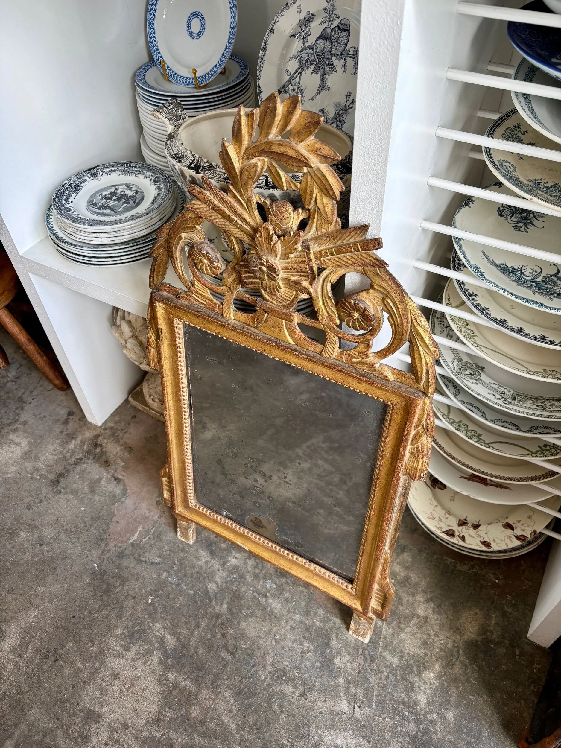 Miroir à fronton en bois et stuc doré 85,5 x 45 cm