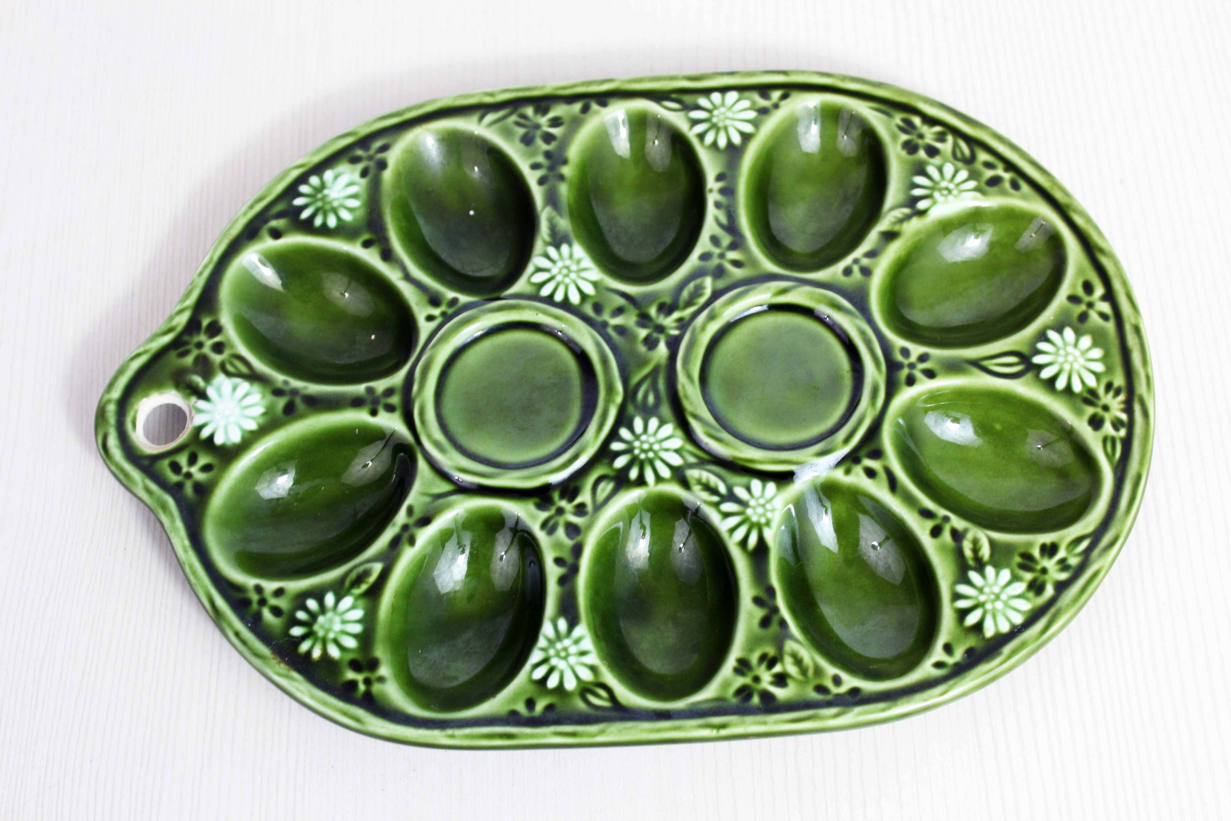 Salt and pepper earthenware egg set